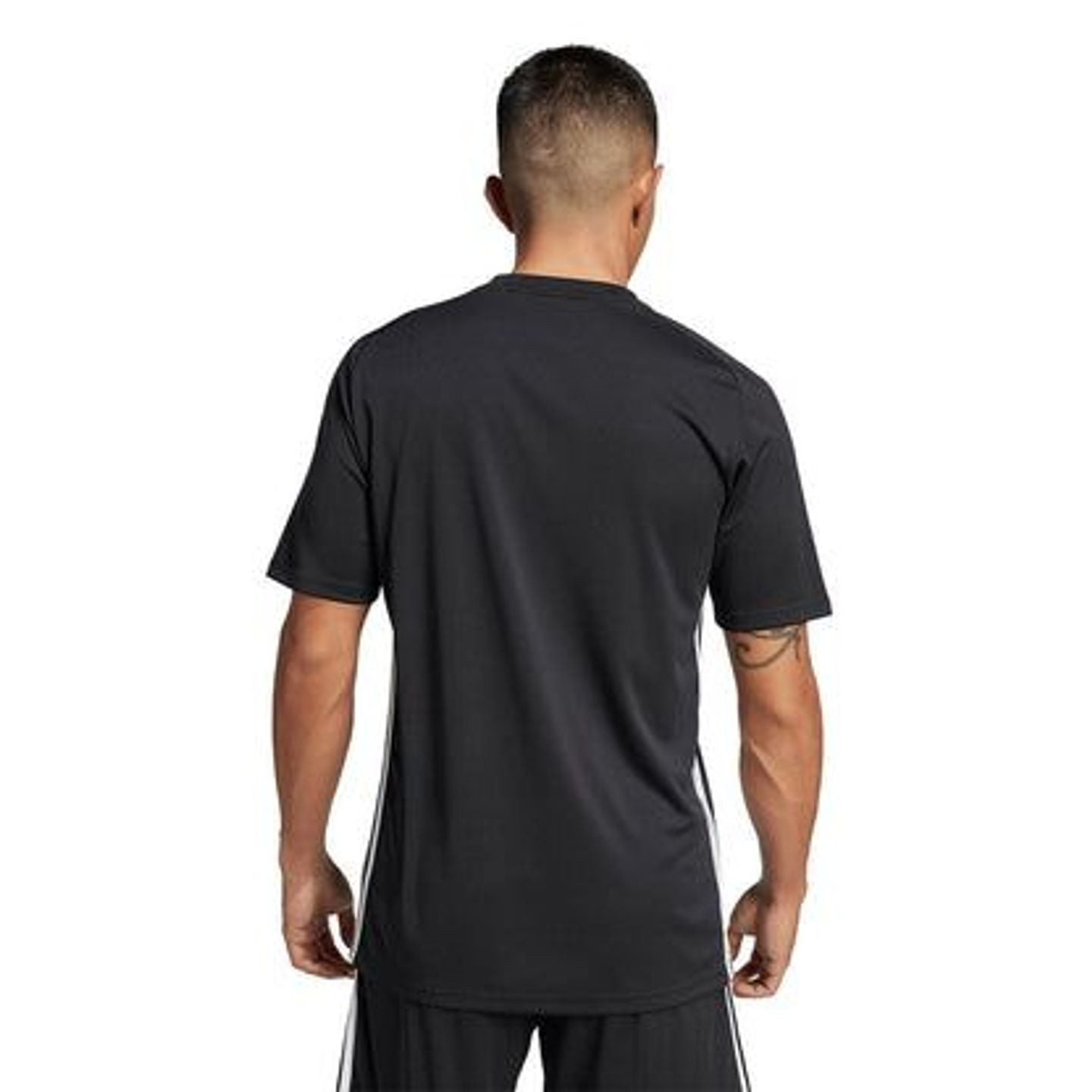 Homme portant le maillot Adidas Tiro 25 Essentials coupe slim pour un entraînement de football