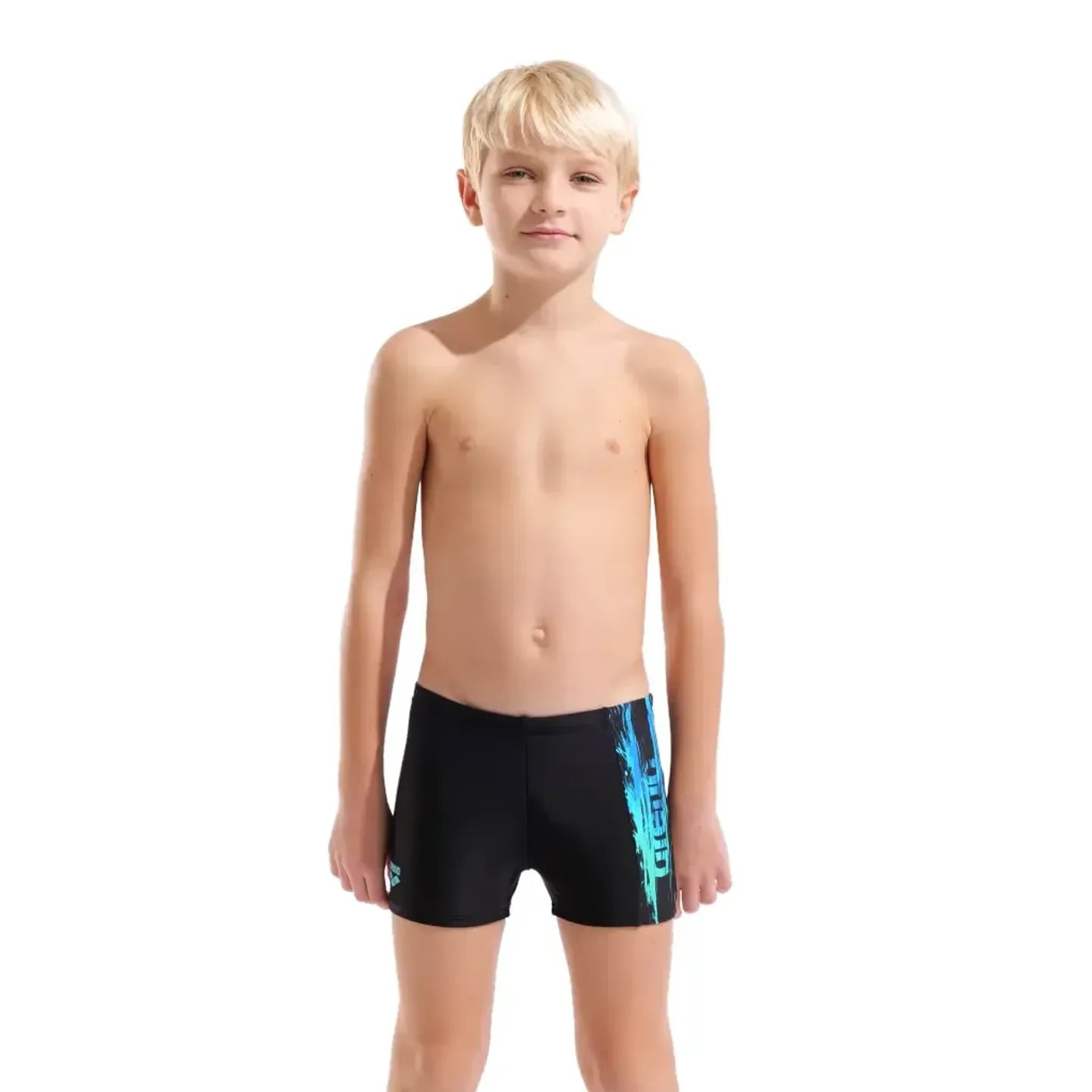 Jeune garçon nageant en piscine avec l'Arena Short De Bain Performance B Paint Maxfit Eco Garçon