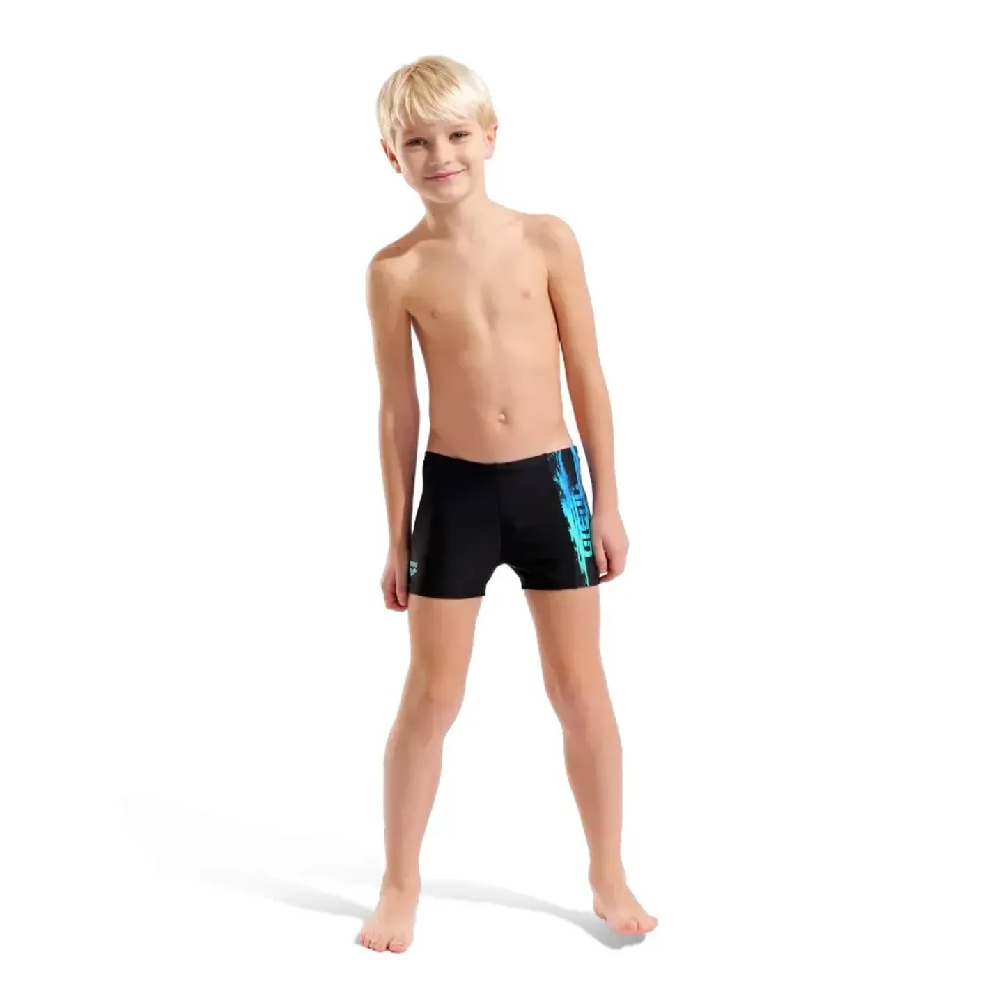 Garçon portant l'Arena Short De Bain Performance B Paint Maxfit Eco Garçon près de la piscine