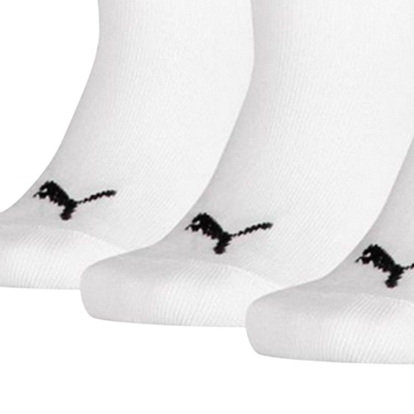 Gros plan sur trois chaussettes enfant PUMA mi-hauteur blanches avec logos chat brodés noirs et mail