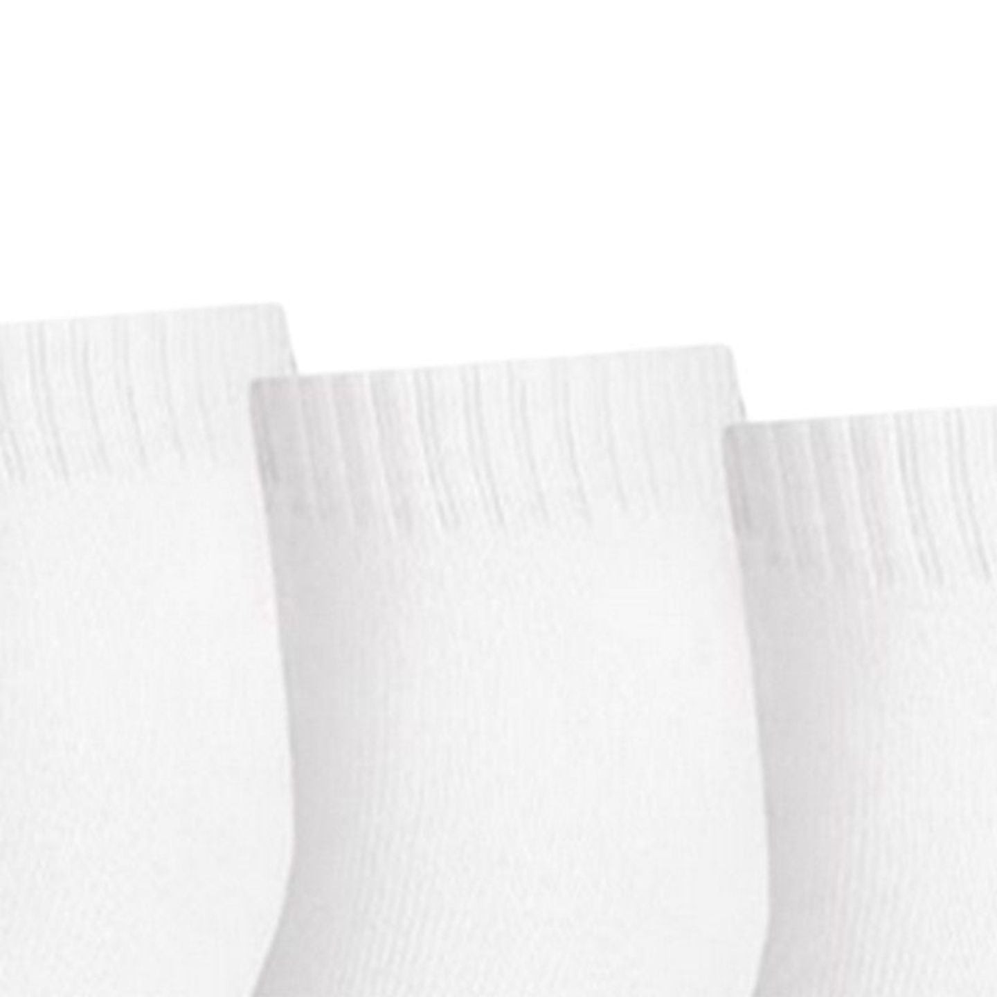 Gros plan sur les bords côtelés de trois chaussettes PUMA Kids Plain Quarter blanches, en maille dou