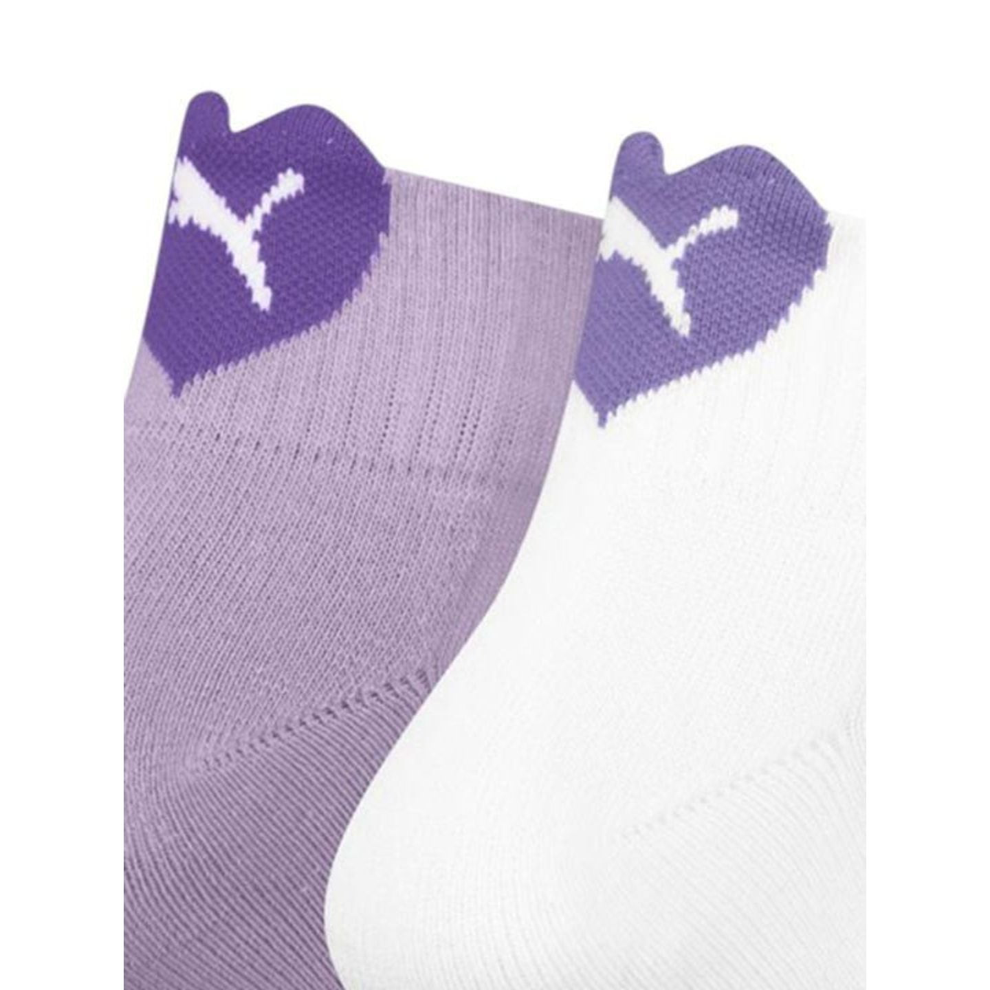 Gros plan sur les chaussettes PUMA enfant Heart Logo mi-haute, cœurs violets tricotés, bords côtelés
