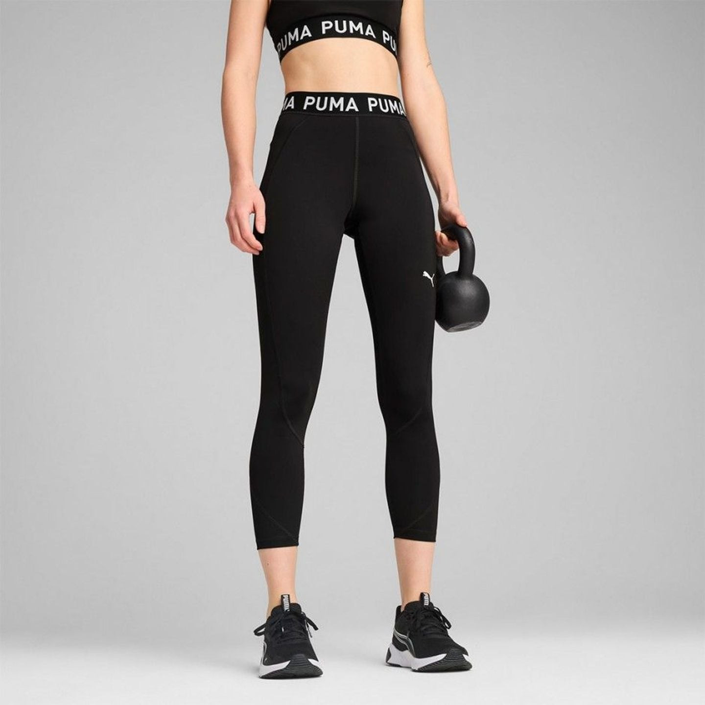 Sportive portant le Puma Legging De Training Ajusté Strong Colorblock Taille Haute Femme en séance