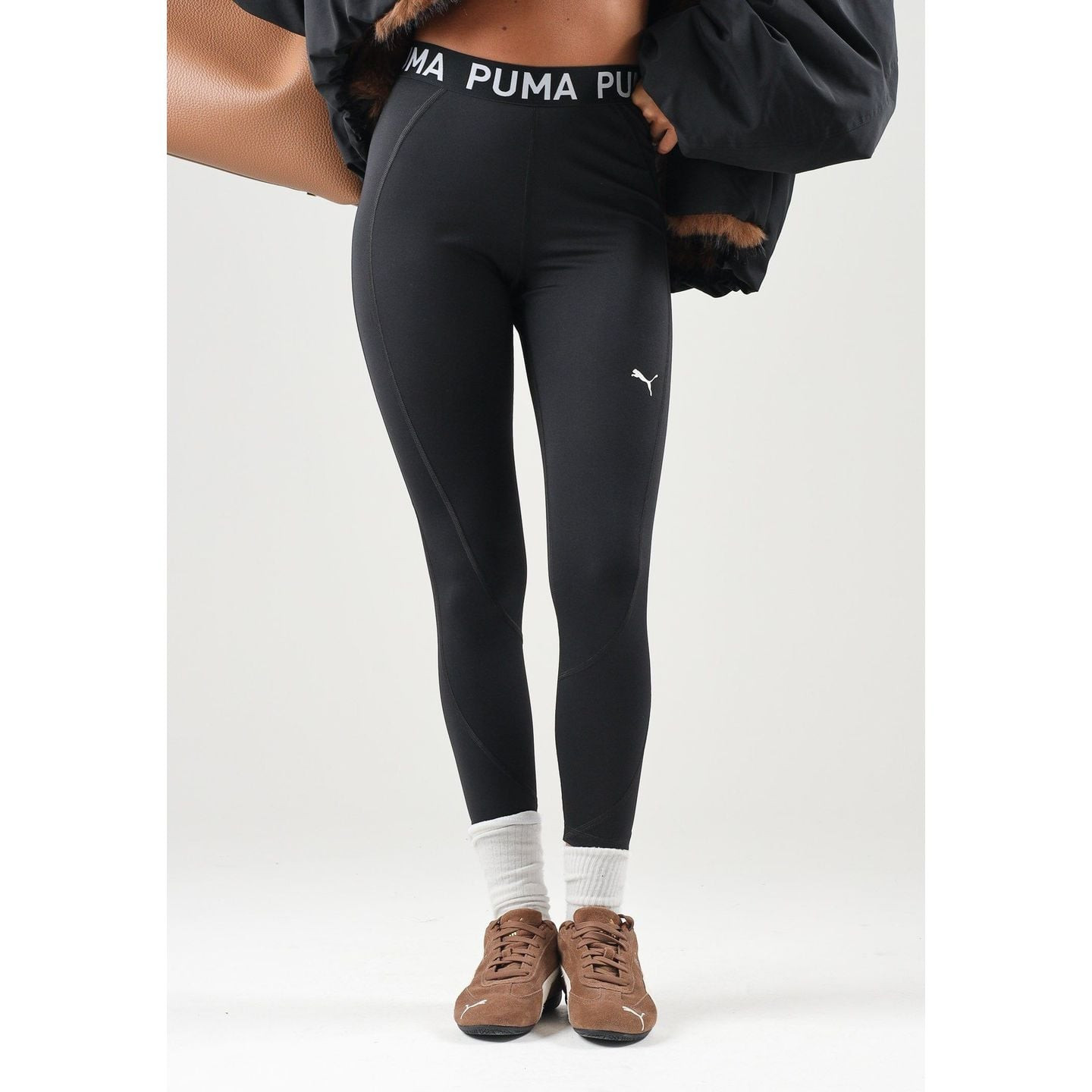 Lifestyle image d'une femme portant le Puma Legging De Training Ajusté Strong Colorblock Taille Haut