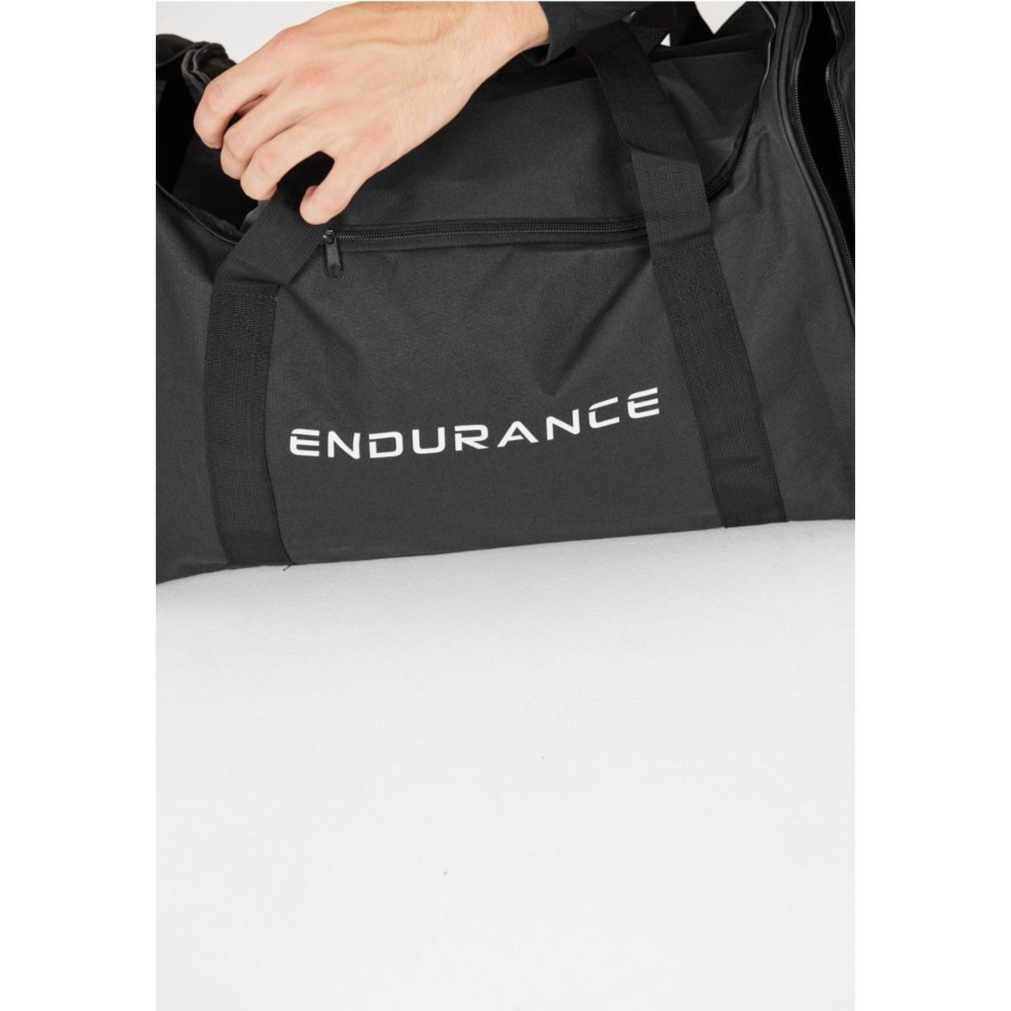 Gros plan sur la poche extérieure zippée et le logo ENDURANCE du sac de sport noir Lanakila