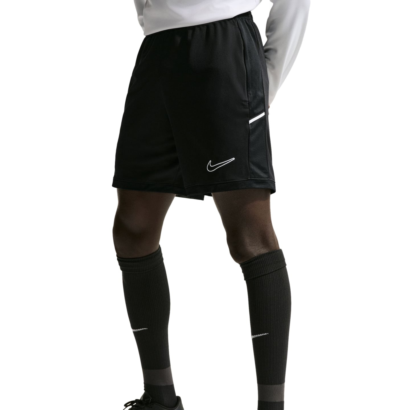 Nike Short De Football Dri-FIT Academy 25 Ajusté Homme porté par un footballeur lors d'un match