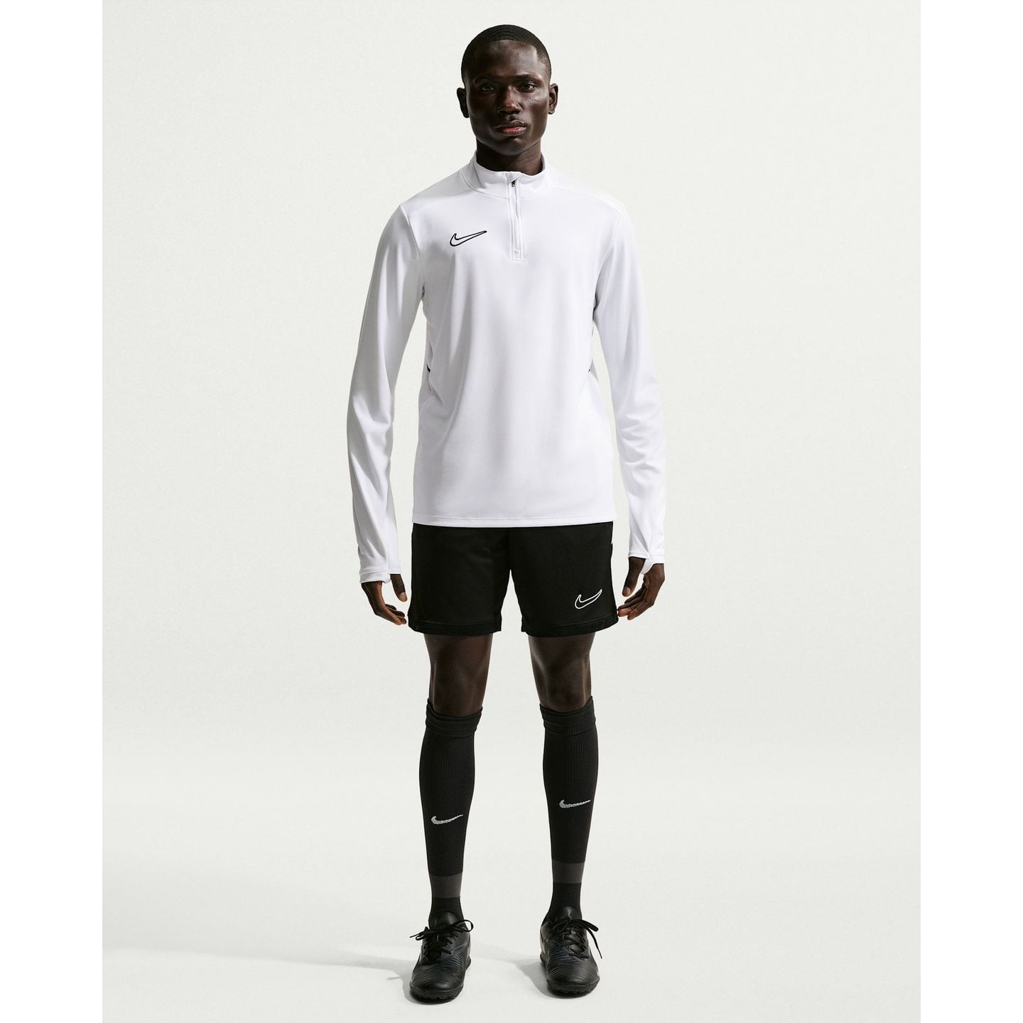 Homme portant le Nike Short De Football Dri-FIT Academy 25 Ajusté Homme sur le terrain, coupe ajusté