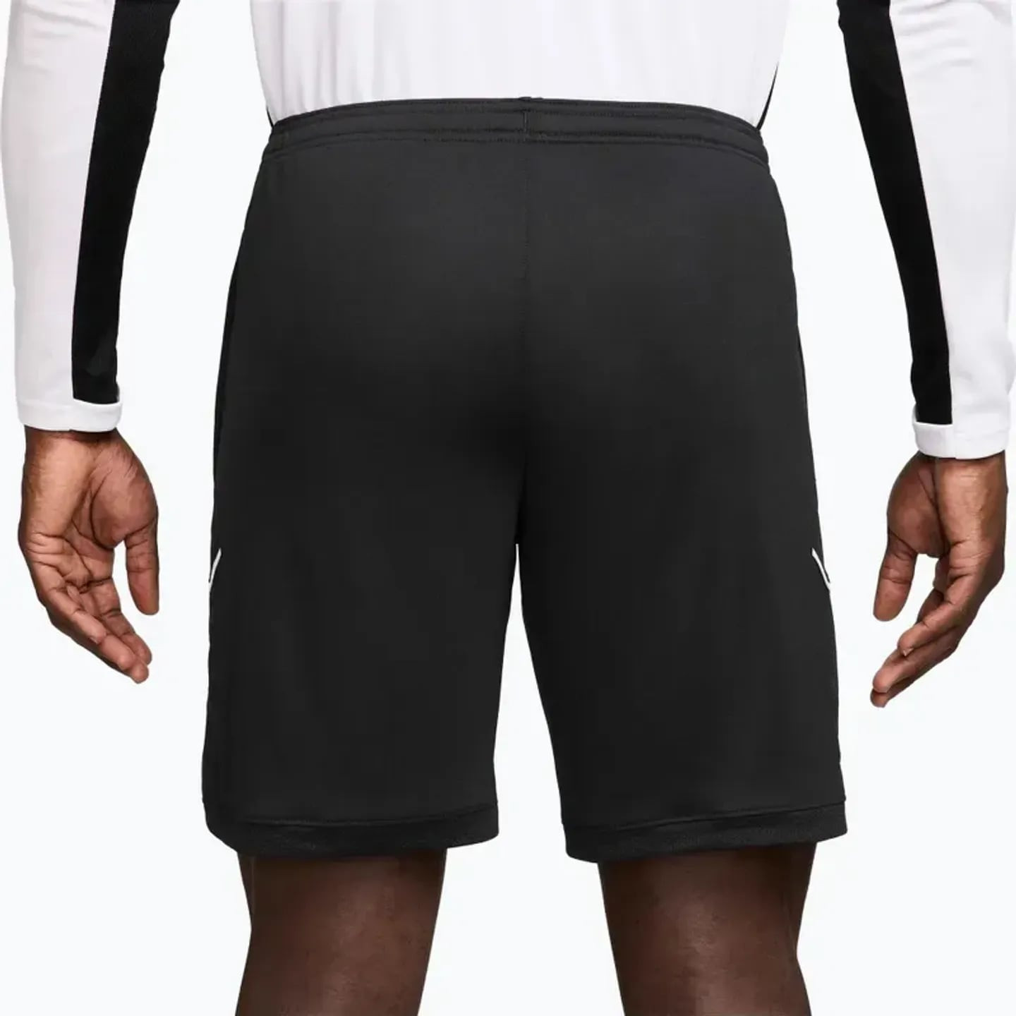 Nike Short De Football Dri-FIT Academy 25 Ajusté Homme porté sur le terrain lors d'un match