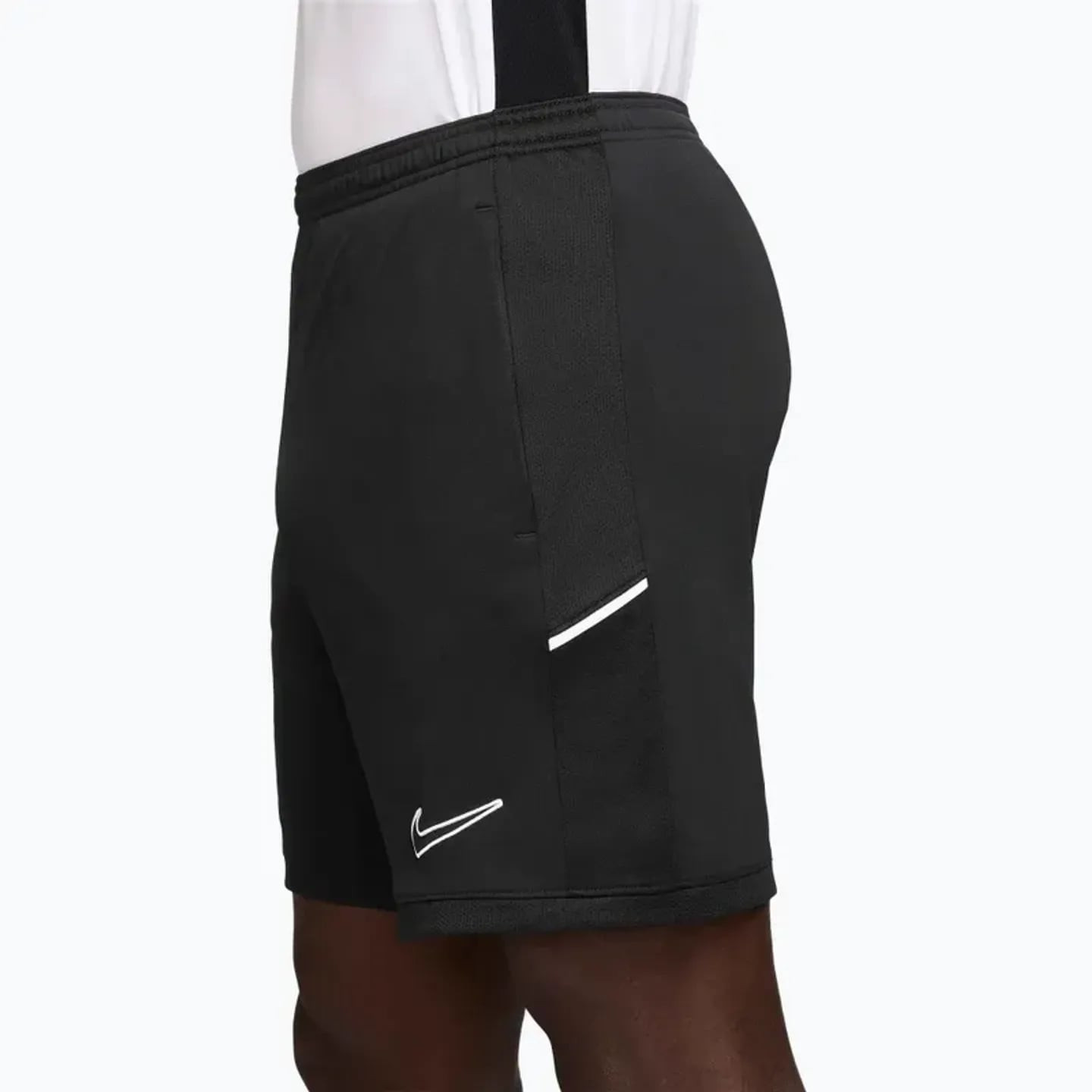 Nike Short De Football Dri-FIT Academy 25 Ajusté Homme porté lors d’un match de football