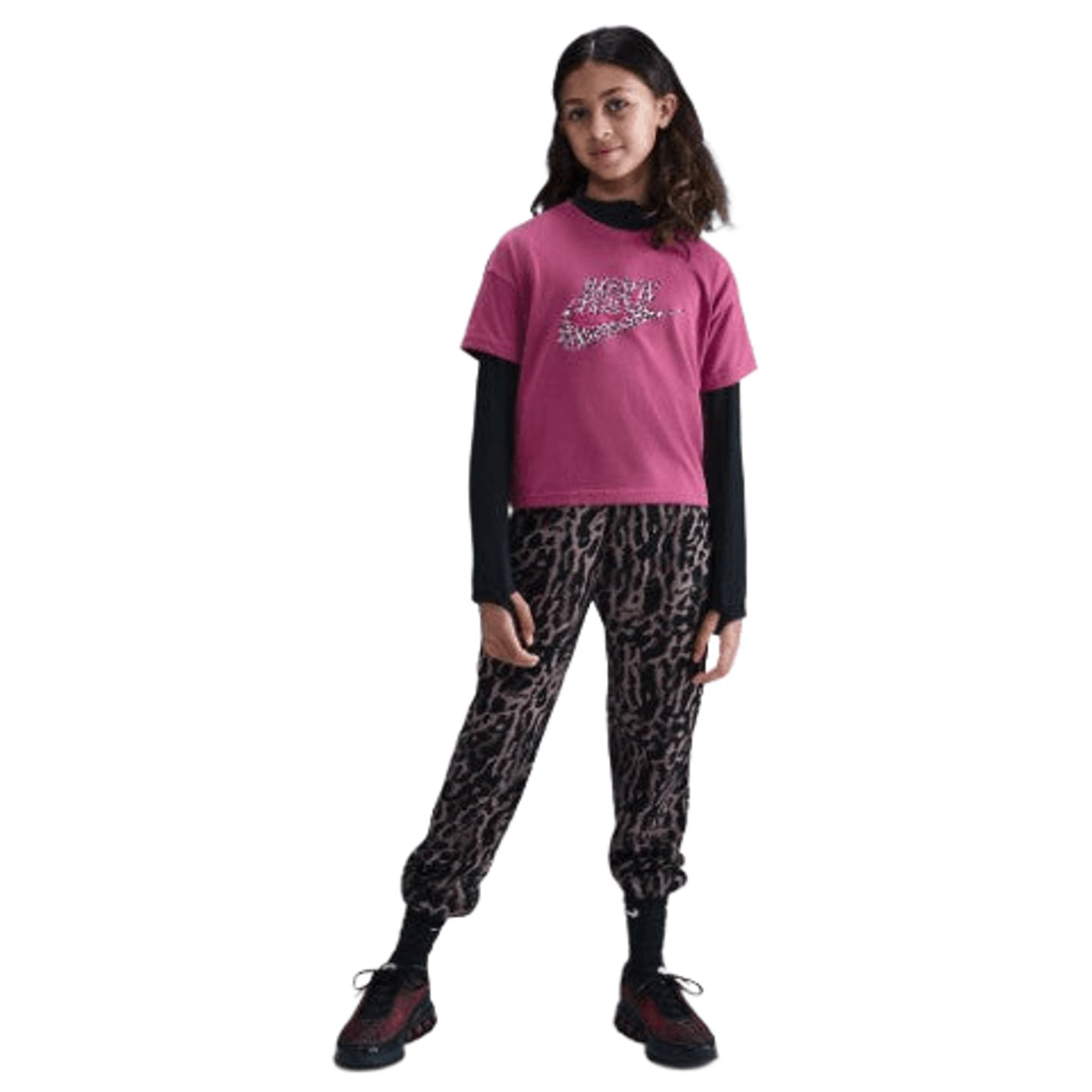 Fille portant le t-shirt Nike G NSW Boxy Animal Print rose Sweet Beet avec pantalon léopard et baske