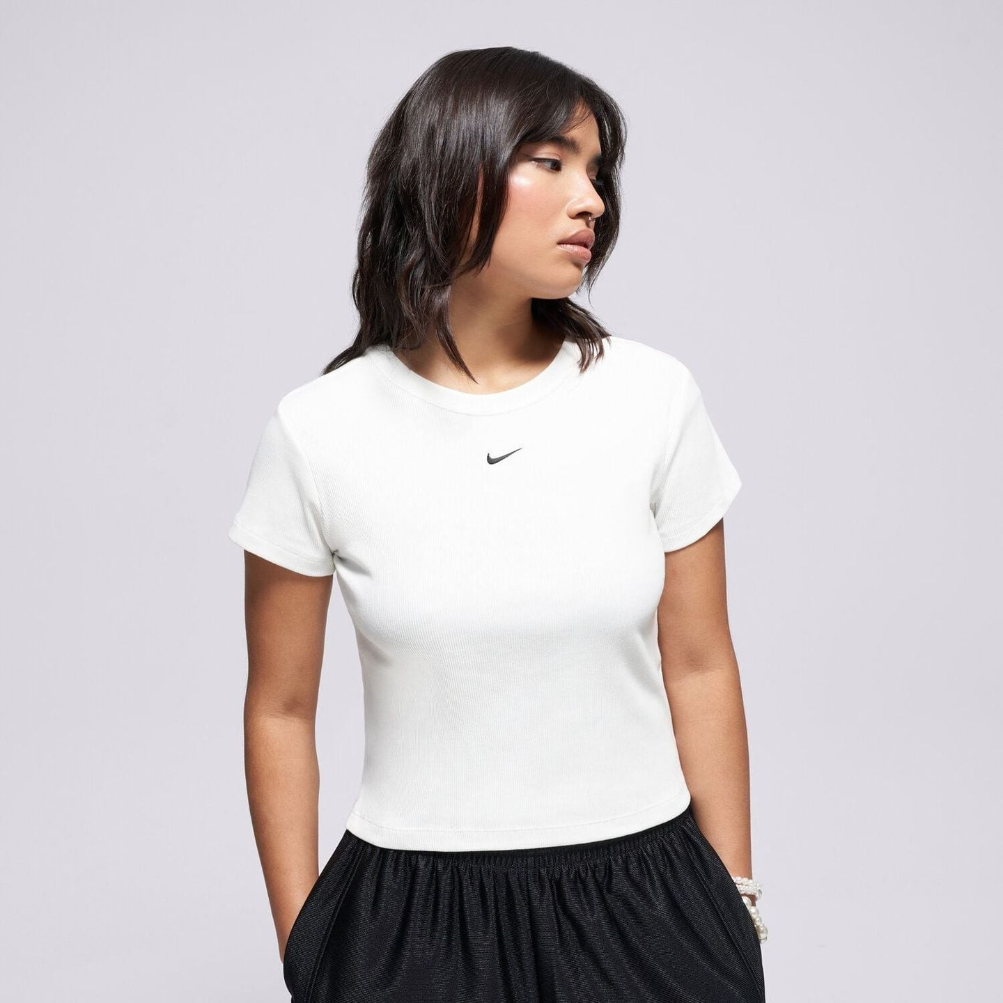Femme portant le Nike T-Shirt Manches Courtes Côtelé Ajusté NSW Rib Tight Tee en ville