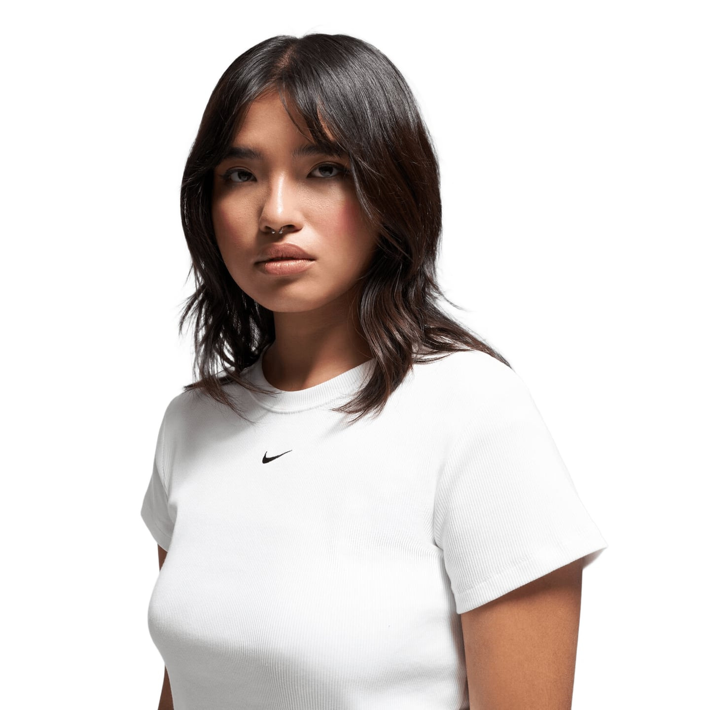 Modèle féminin portant le Nike T-Shirt Manches Courtes Côtelé Ajusté NSW Rib Tight Tee Femme en look