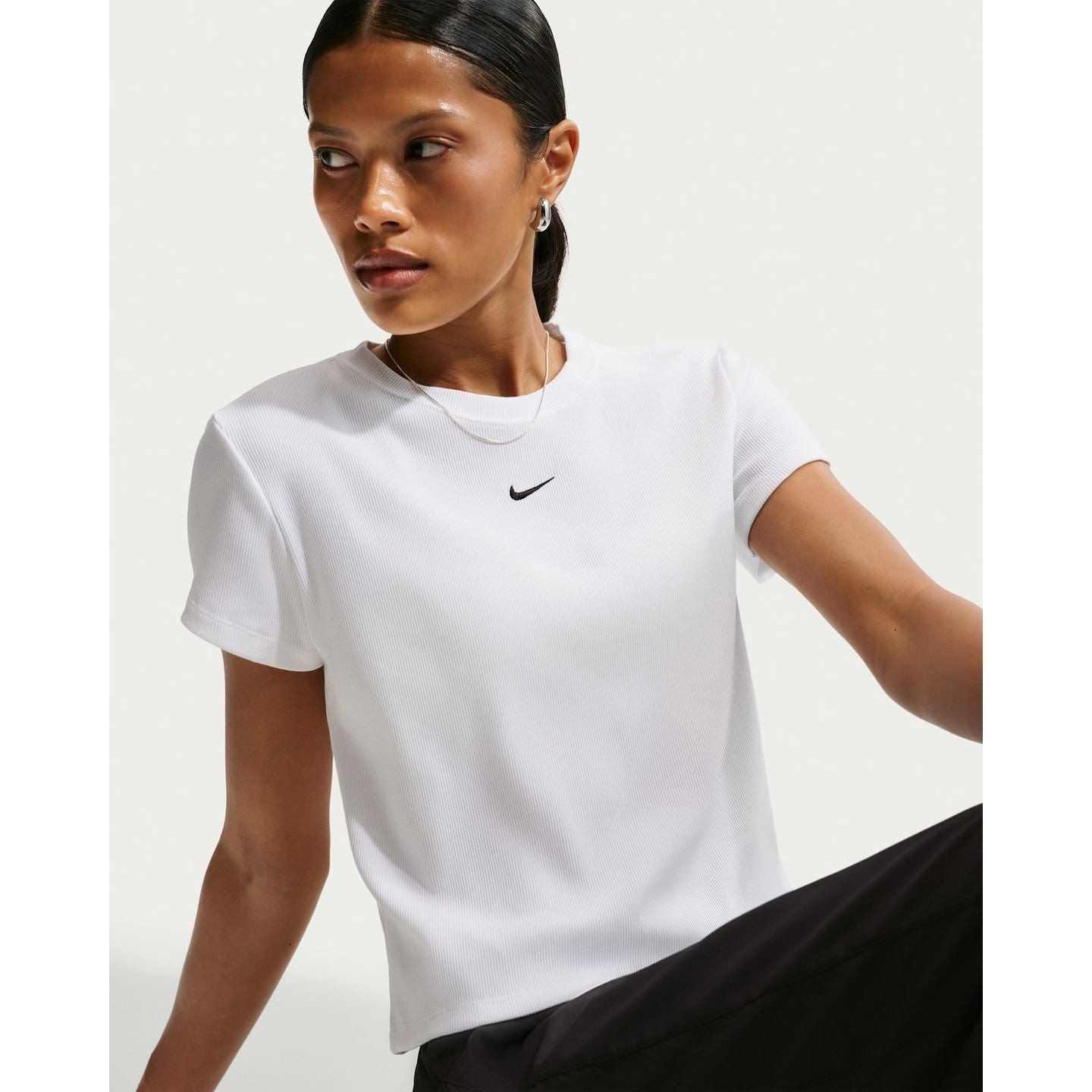 Femme portant le Nike T-Shirt Manches Courtes Côtelé Ajusté NSW Rib Tight Tee, allure sportive en vi
