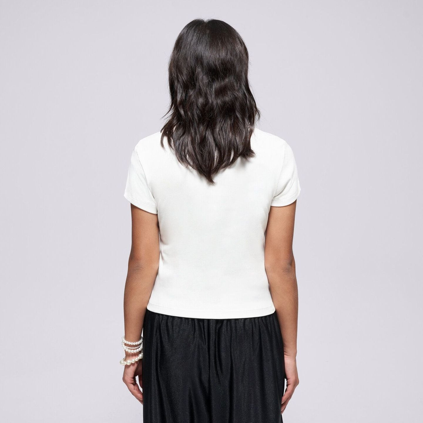 Femme portant le Nike T-Shirt Manches Courtes Côtelé Ajusté NSW Rib Tight Tee en ville