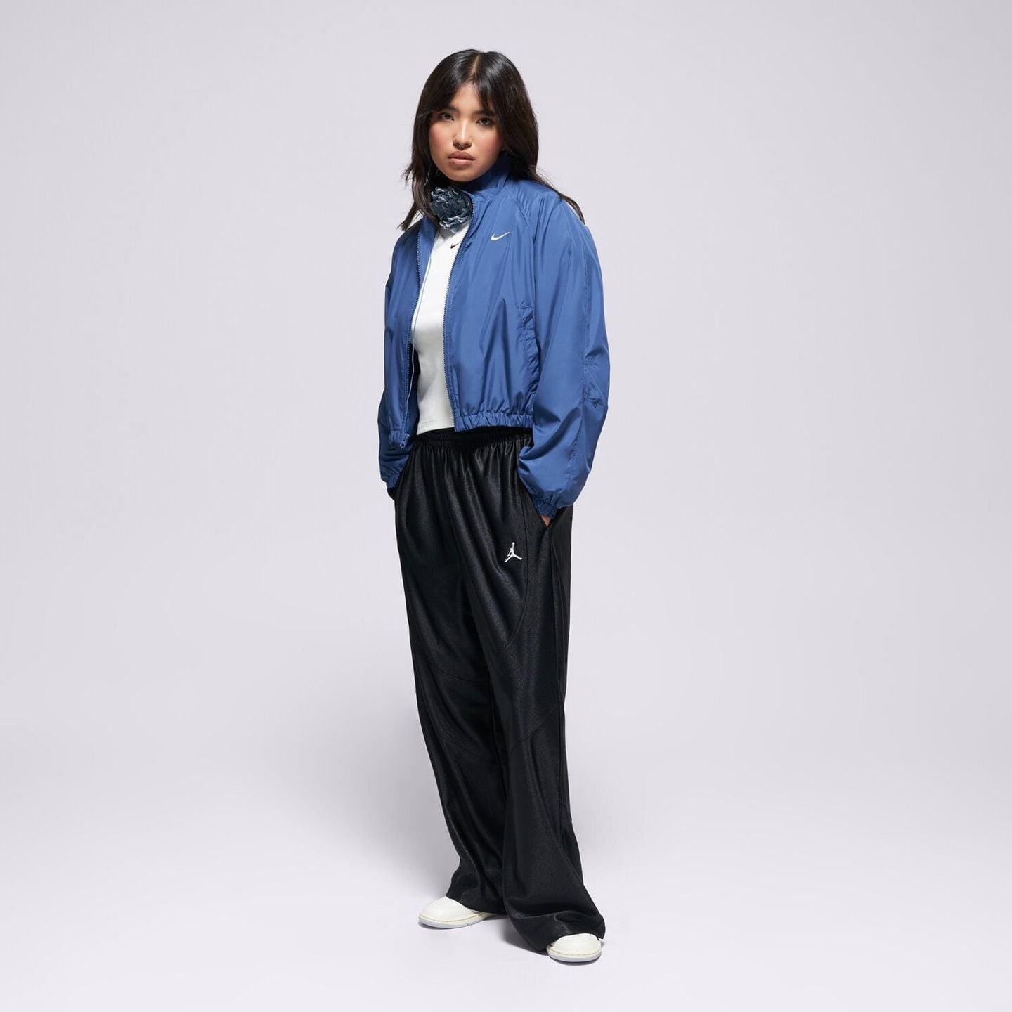 Femme portant le Nike T-Shirt Manches Courtes Côtelé Ajusté NSW Rib Tight Tee Femme en ville