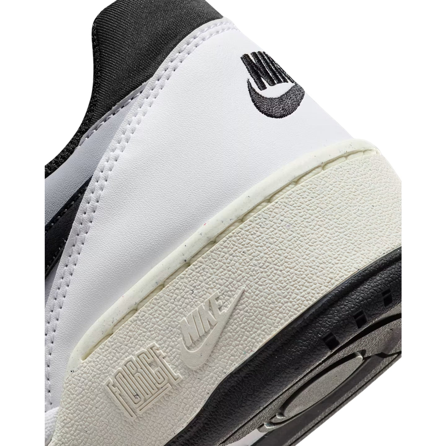 Gros plan du talon Nike Full Force Low en cuir blanc, lettrage FORCE embossé et semelle crème textur