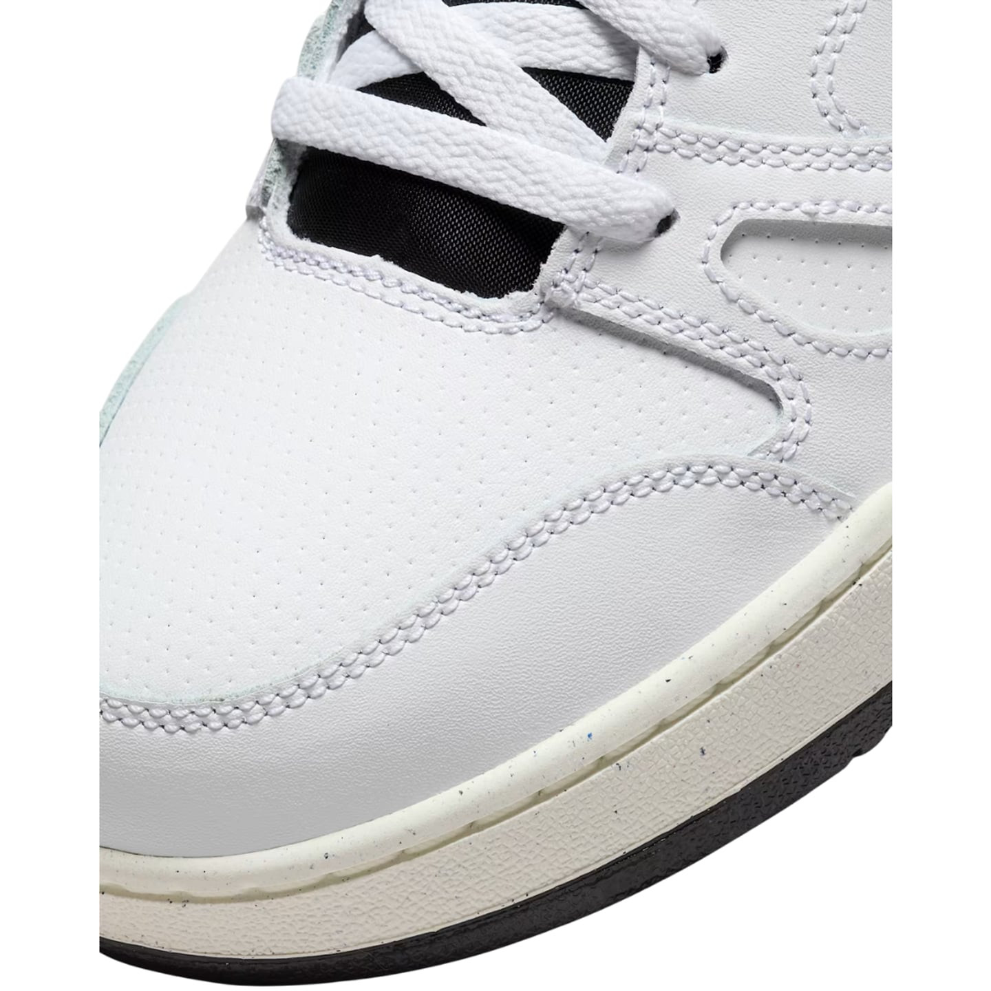 Vue détaillée de l'avant-pied en cuir blanc de la Nike Full Force Low, surpiqûres rétro et panneaux 