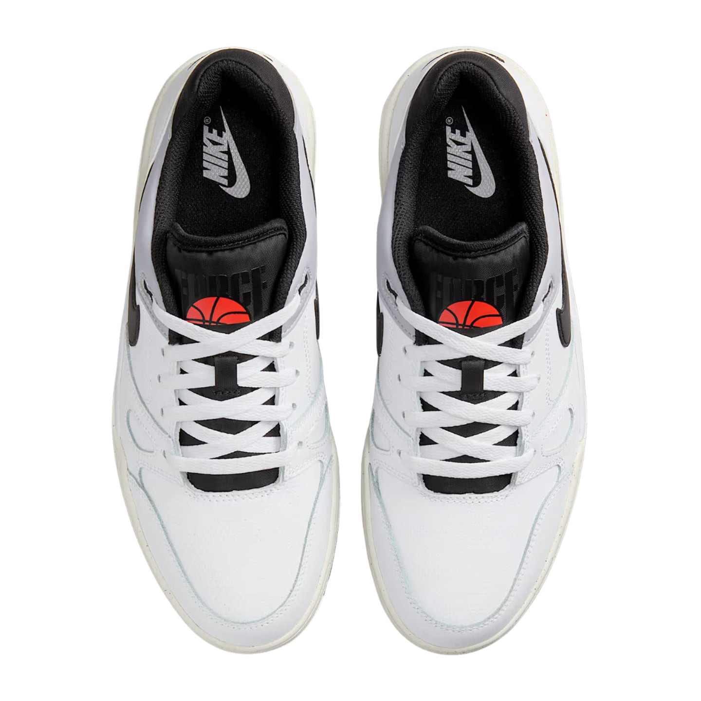 Vue de dessus des Nike Full Force Low blanches et noires, languette rembourrée et logo basketball or