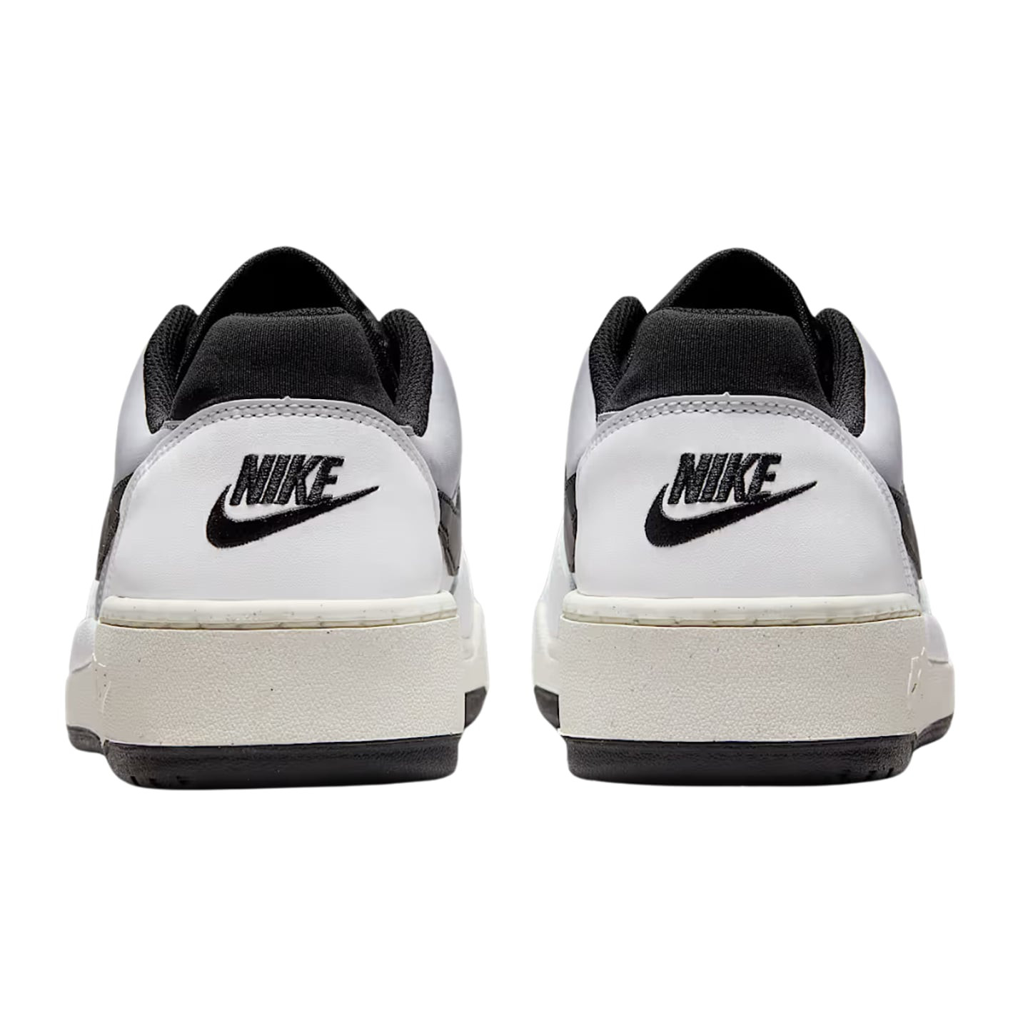 Vue arrière d'une paire de Nike Full Force Low : talon blanc, logo Nike noir et semelle intermédiair