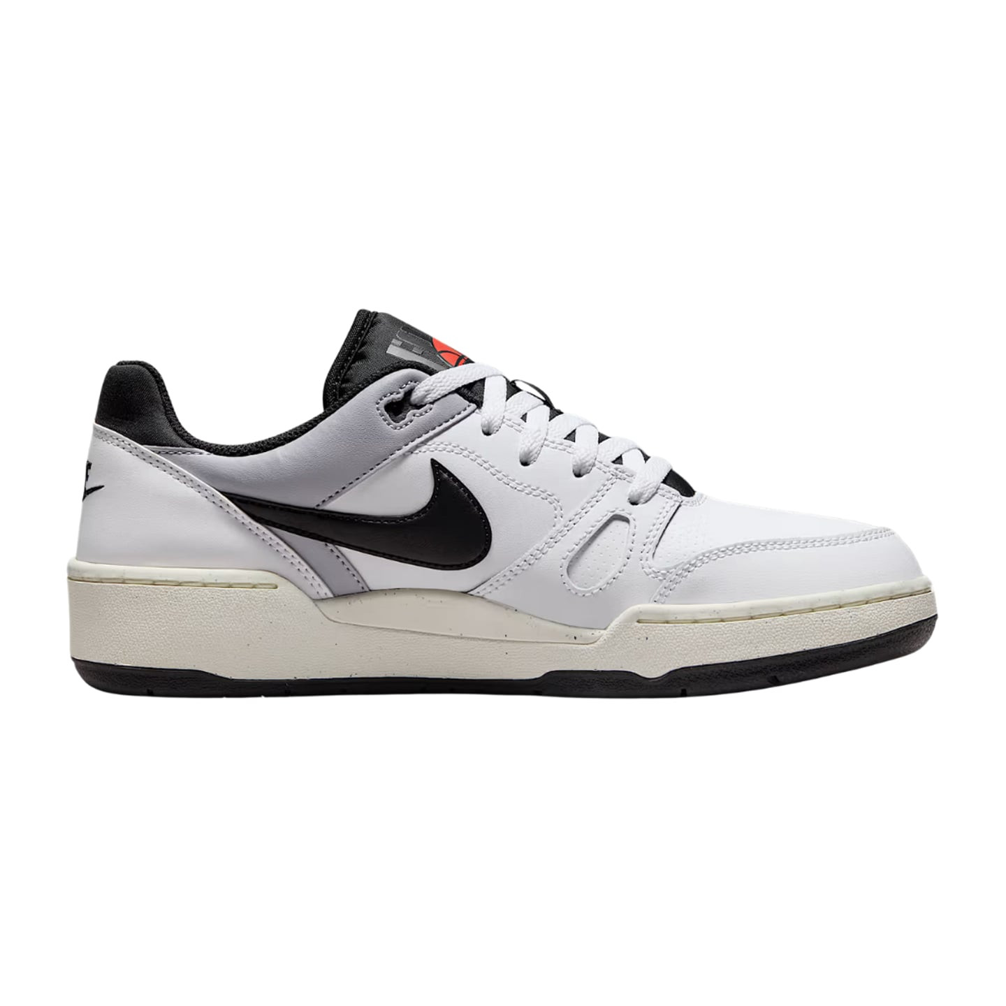 Baskette Nike Full Force Low en cuir blanc, vue de profil, Swoosh noir et panneaux gris