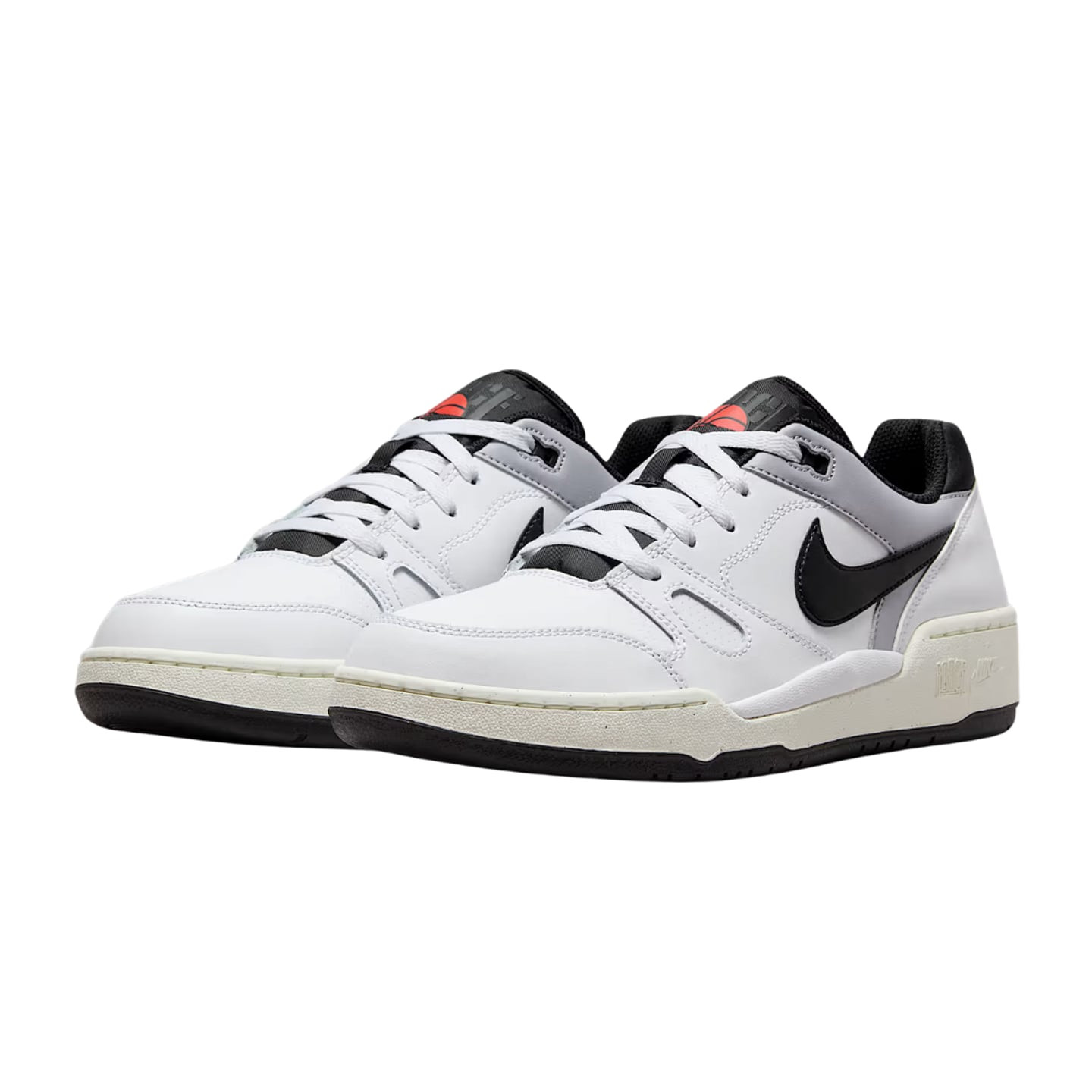 Paire de baskets Nike Full Force Low en cuir blanc, Swoosh noir, vue de trois quarts