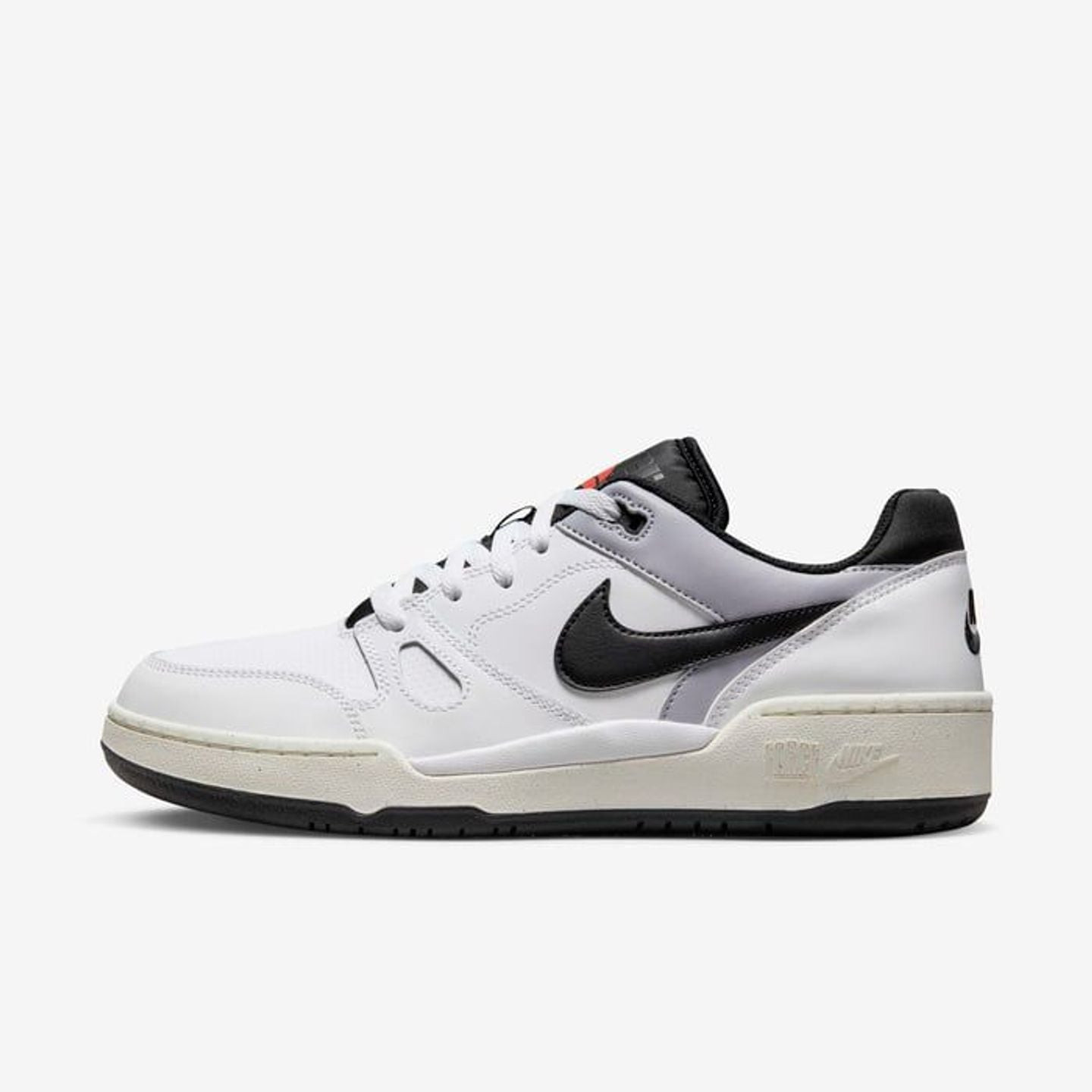 Basket Nike Full Force Low en cuir blanc et noir, vue de profil avec Swoosh et semelle épaisse