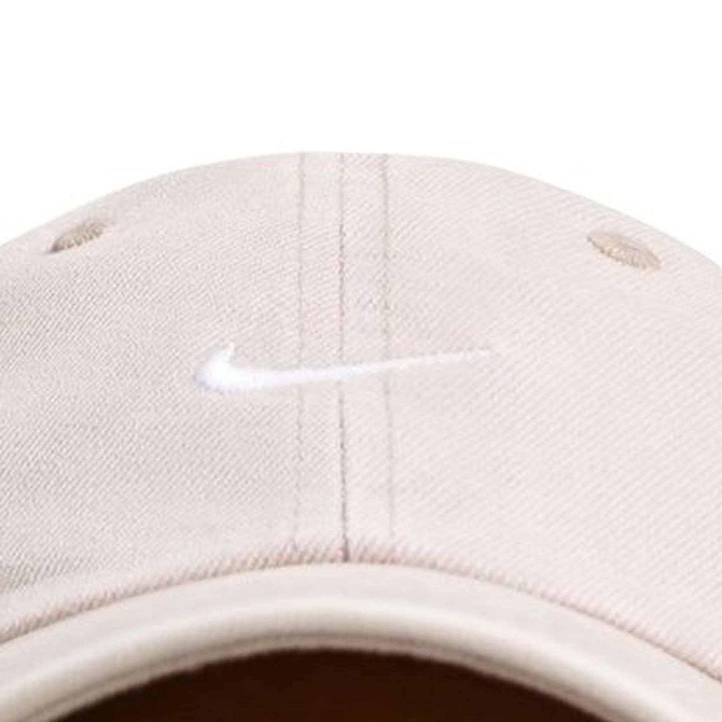 Détail du Swoosh brodé : Nike Casquette De Baseball Club Denim Non Structurée Swoosh Brodé Unisexe