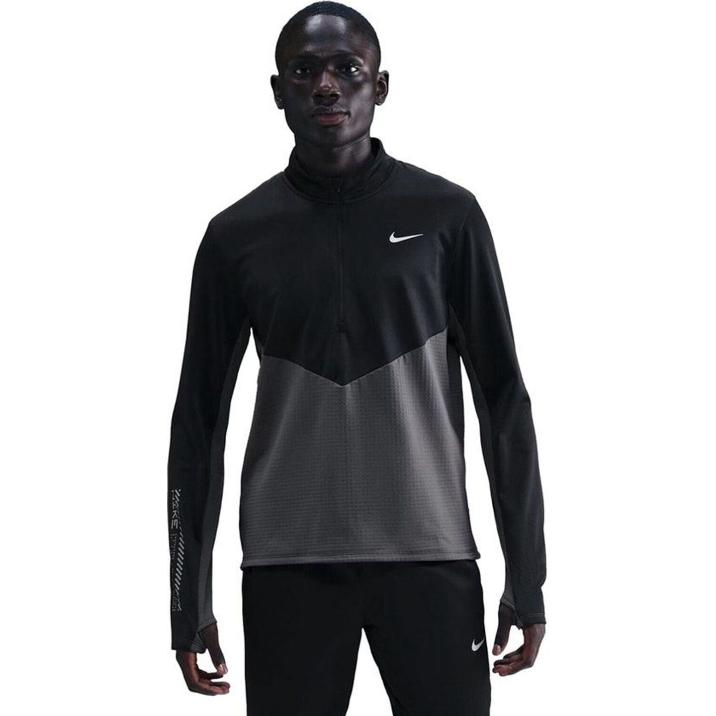 Coureur portant le Nike Haut De Course Manches Longues Therma-Fit Winterized Pacer Demi-Zip Homme en