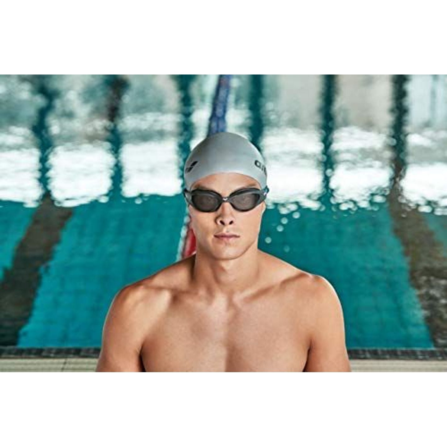Nageur portant Arena Bonnet De Natation Classic Silicone Unisexe Entraînement Intensif en piscine.