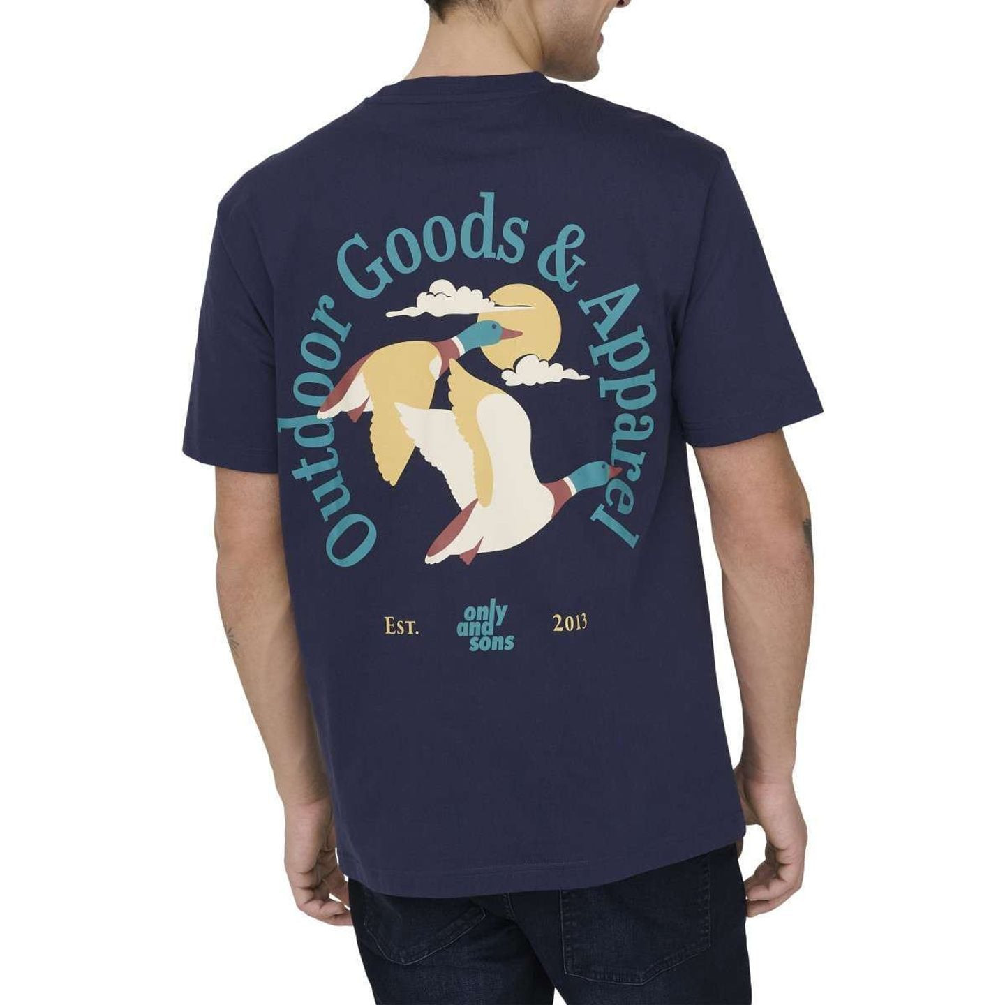 Mannequin portant le t-shirt ONSBEC LIFE DUCK RLX SS TEE bleu marine, avec le grand graphique canard
