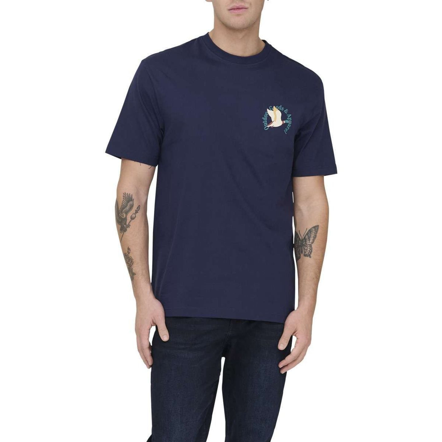 Homme en t-shirt marine ONSBEC LIFE DUCK RLX SS TEE avec petit canard imprimé sur la poitrine et jea