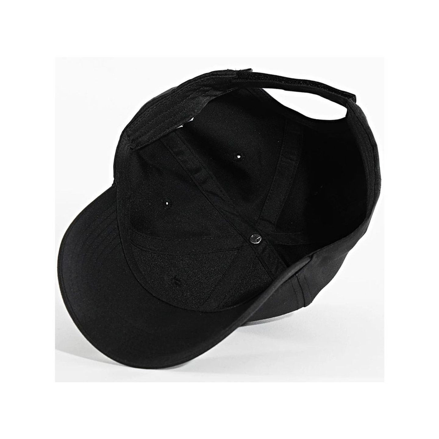 Détail de la casquette Puma Cat BB structurée six panneaux avec pin's métal