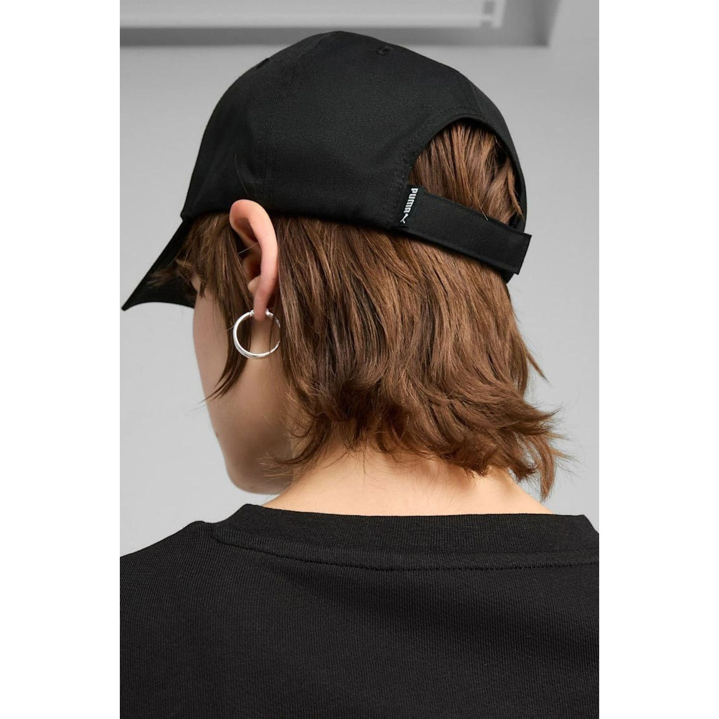Casquette Puma ESS Metal Cat BB structurée, portée en extérieur, alliant style urbain et confort