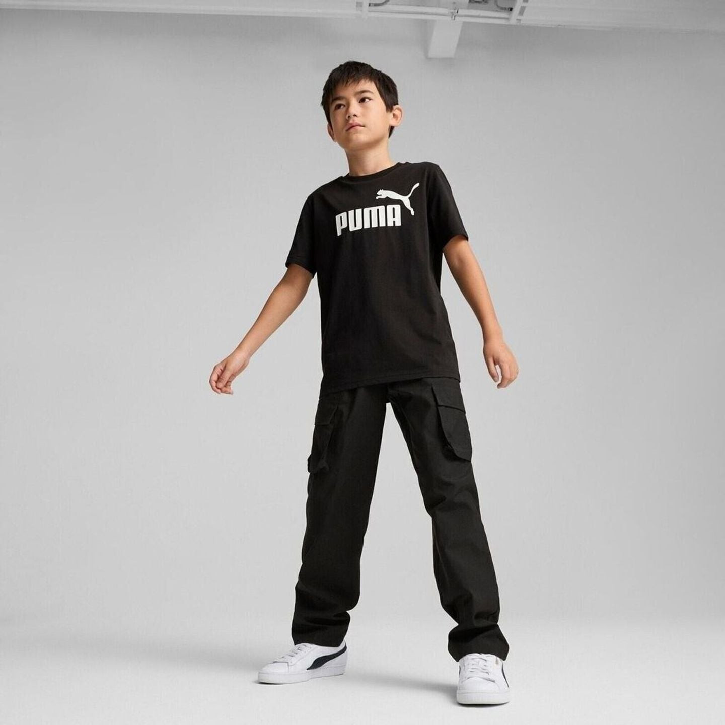 Garçon junior en tenue PUMA noire complète avec t-shirt ESS No. 1 Logo Tee B, pantalon cargo et bask