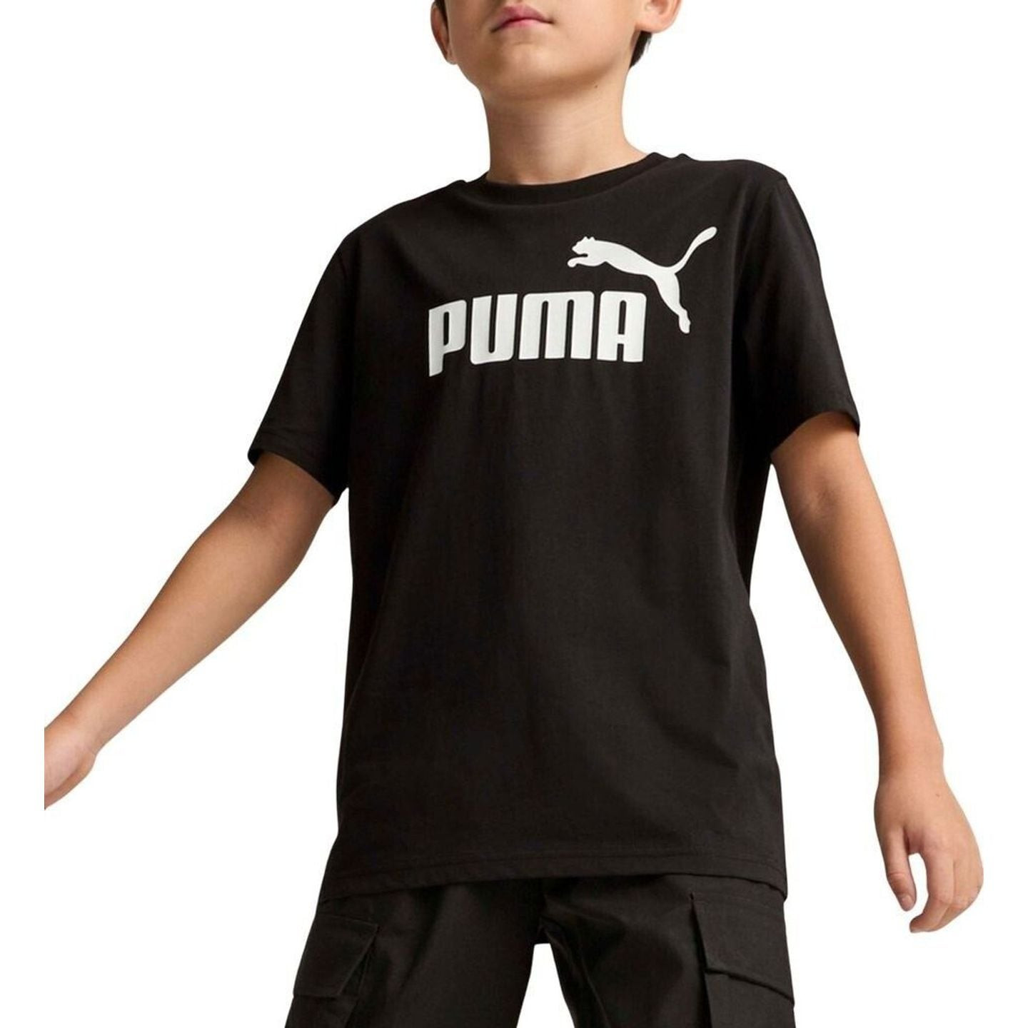 Gros plan d'un junior portant le t-shirt PUMA ESS No. 1 Logo B, logo PUMA blanc sur fond noir