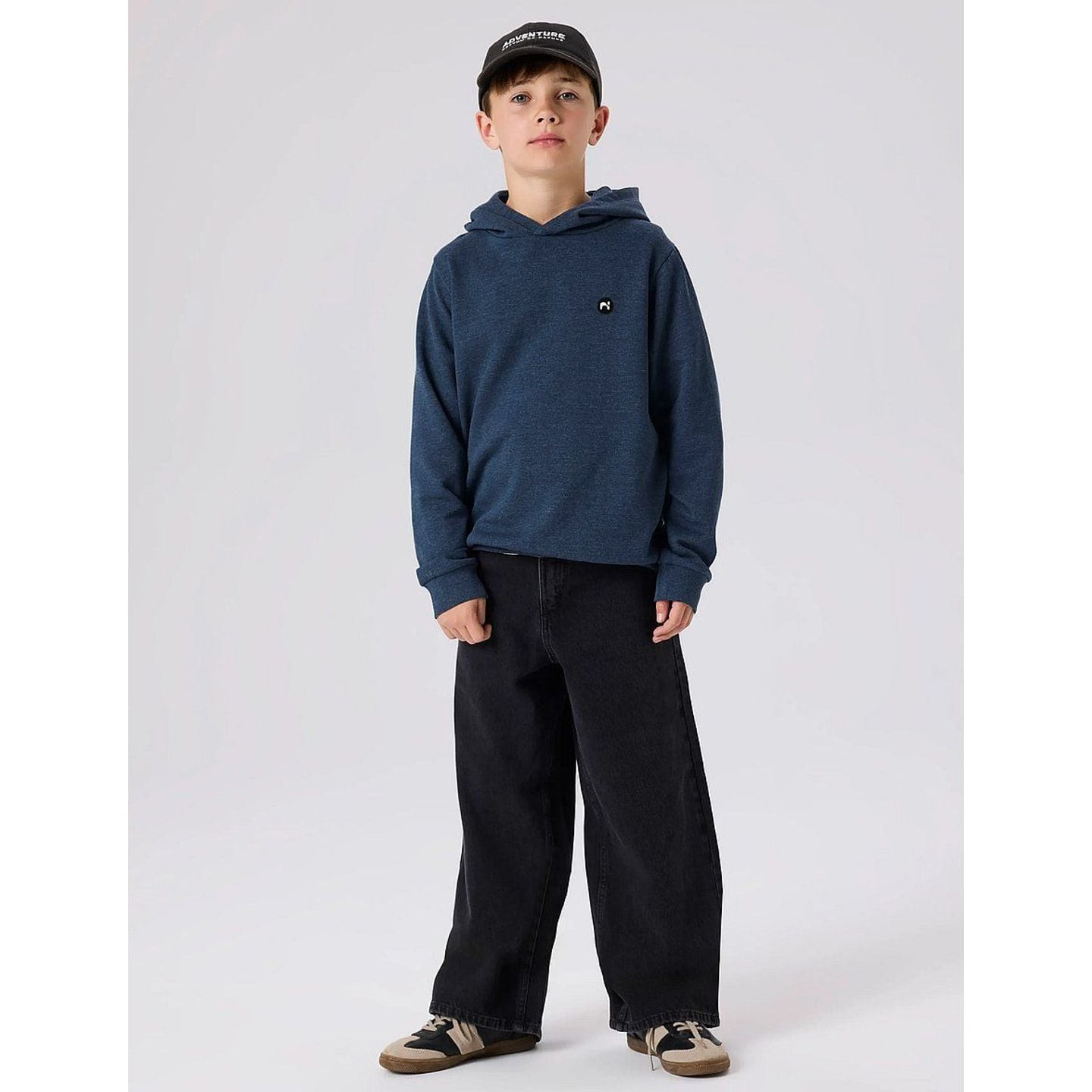 Jeune garçon portant le Name It Jeans À Jambe Large Nkmben Skater Coton Recyclé Junior Garçon en ext
