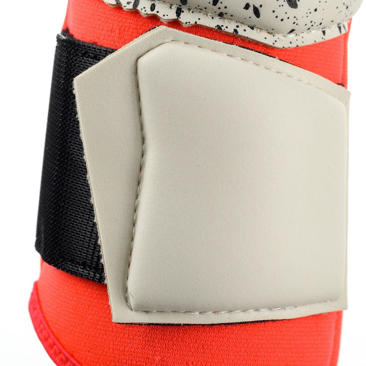 Détail des gants de gardien Uhlsport Fangmaschine Supergrip+ HN : mousse adhérente et coupe Half Neg