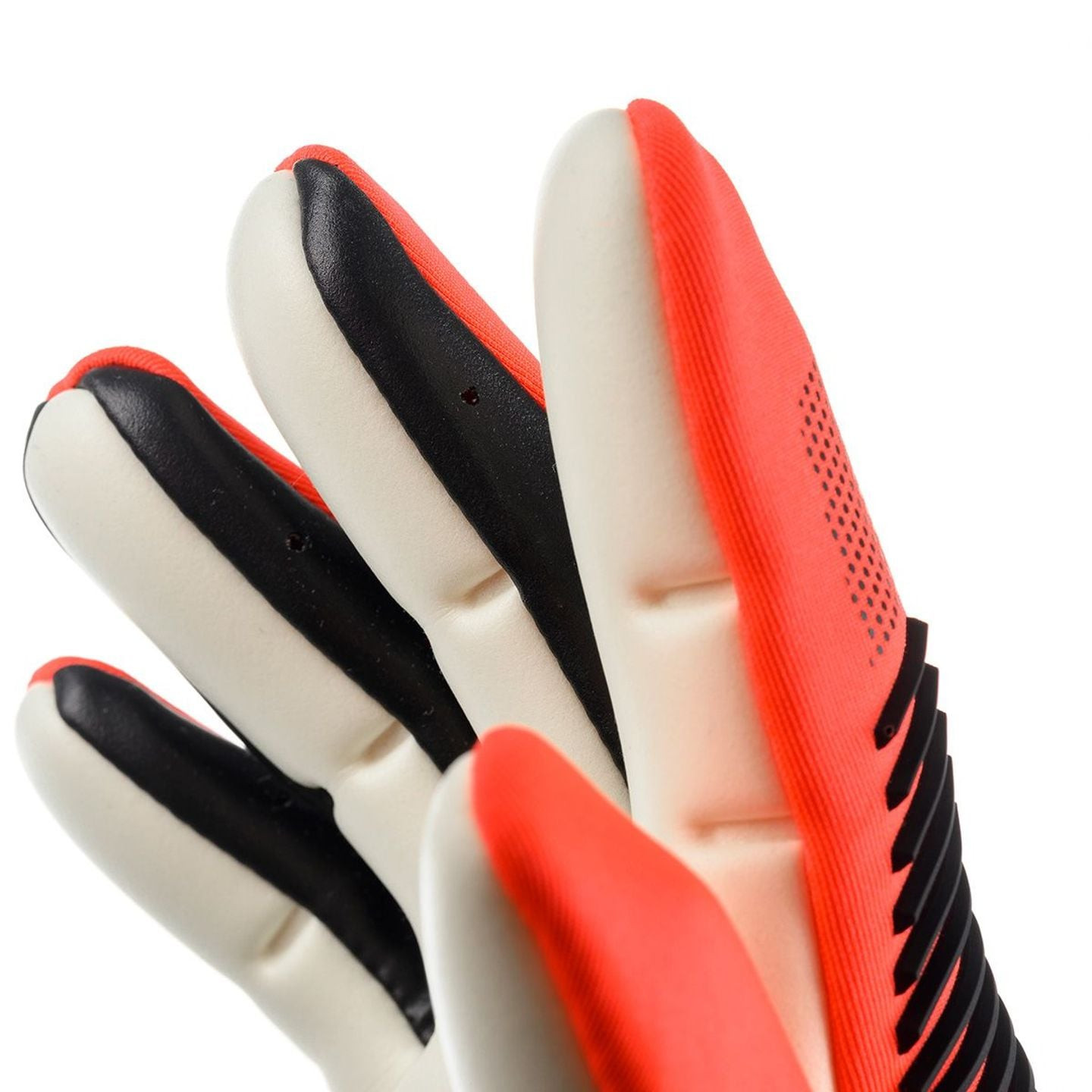 Détail des gants Uhlsport Absolutgrip HN Fit, coupe demi-négative et adhérence.