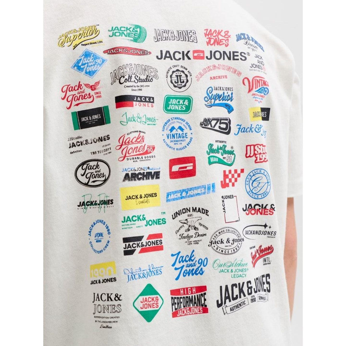 Détail en gros plan du collage de logos JACK & JONES colorés imprimé au dos du t-shirt junior blanc.