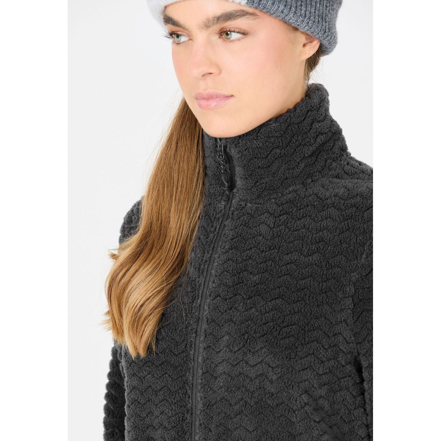 Modèle en extérieur avec la Whistler Veste Polaire Matra Motif Zigzag Fermeture À Glissière Femme Re