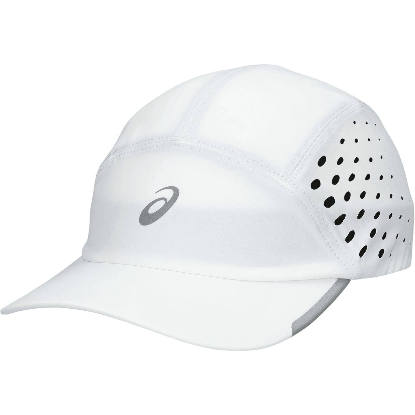 Casquette ASICS Performance Running blanche vue de trois quarts avec panneaux latéraux perforés et v