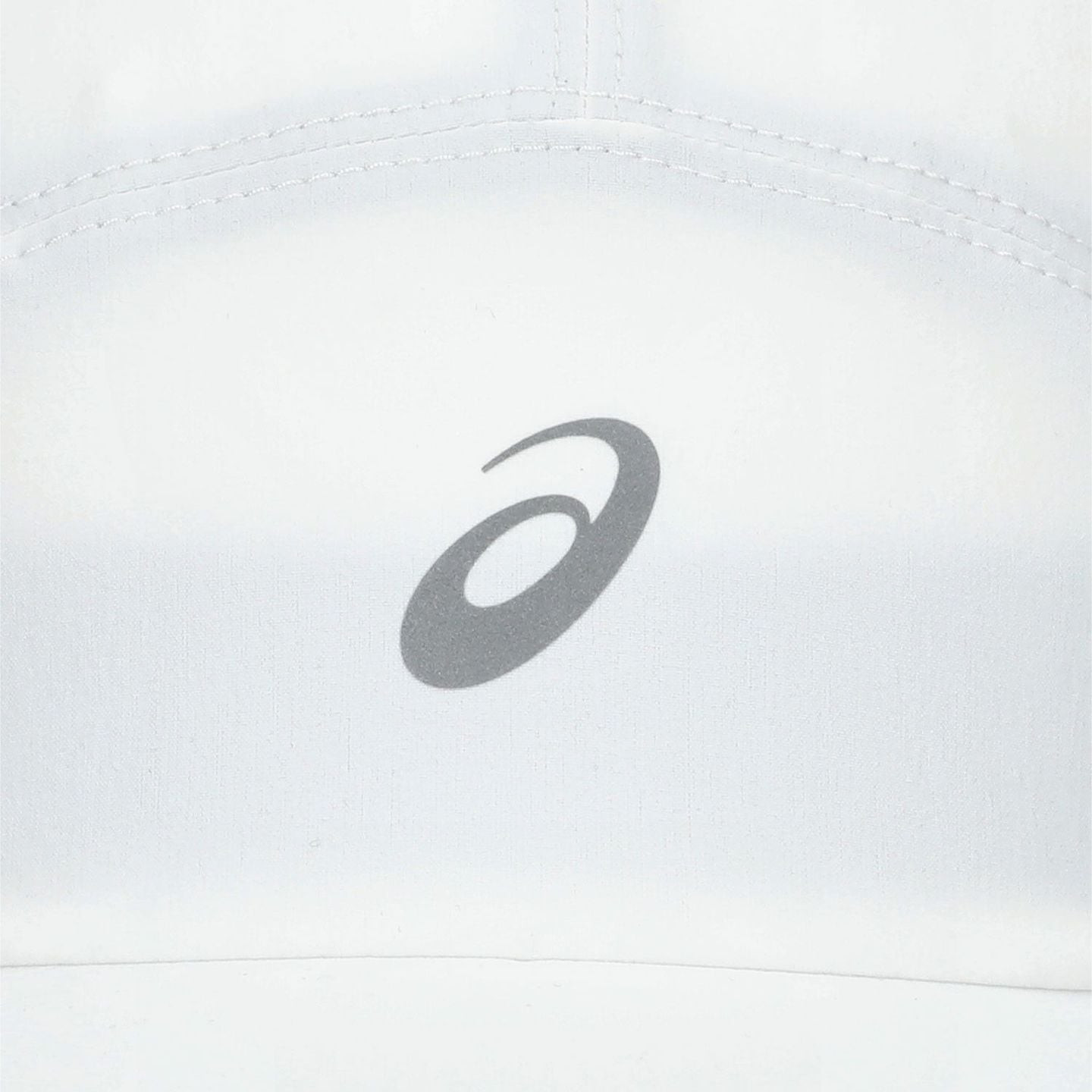 Gros plan du logo ASICS gris imprimé sur le tissu blanc respirant de la casquette de running