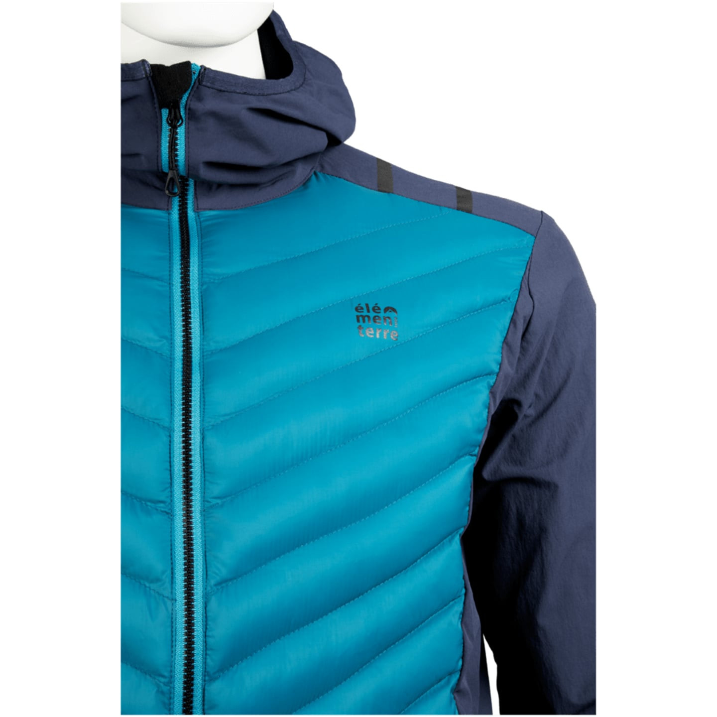 Gros plan sur la veste matelassée Élémenterre : capuche stretch, zip frontal et logo poitrine sur ma