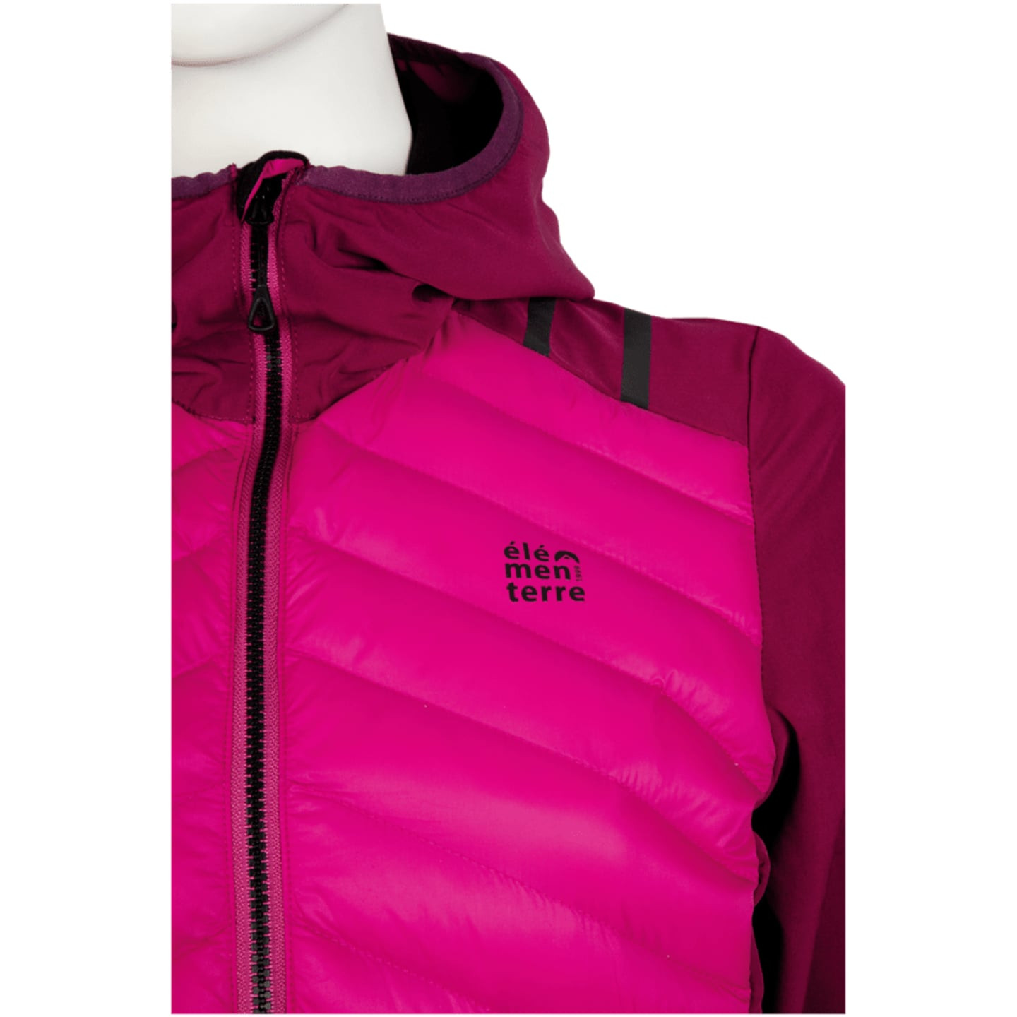 Gros plan du logo Élémenterre, matelassage chevron fuchsia, capuche et zip avant sur la veste matela