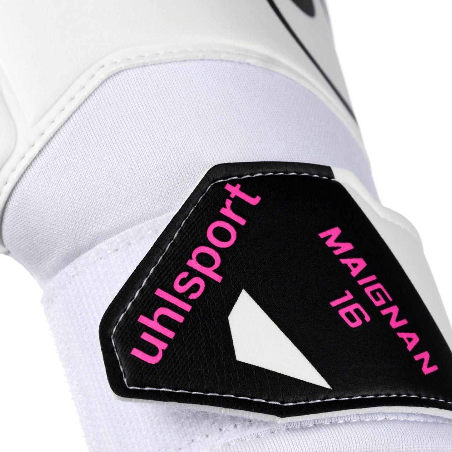 Gros plan sur la sangle de fermeture noire avec impression rose uhlsport et MAIGNAN 16 sur le gant d
