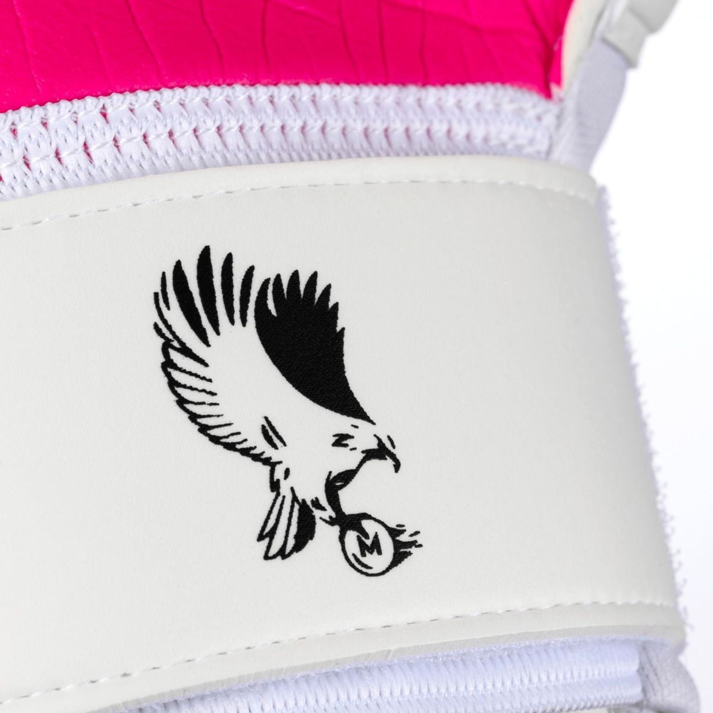 Écusson aigle noir imprimé sur la sangle poignet blanche du gant de gardien Uhlsport Maignan au-dess
