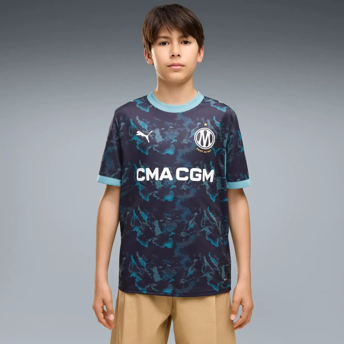 Jeune garçon portant le Puma Maillot De Football Extérieur Réplique OM Junior Garçon Drycell Col Ron