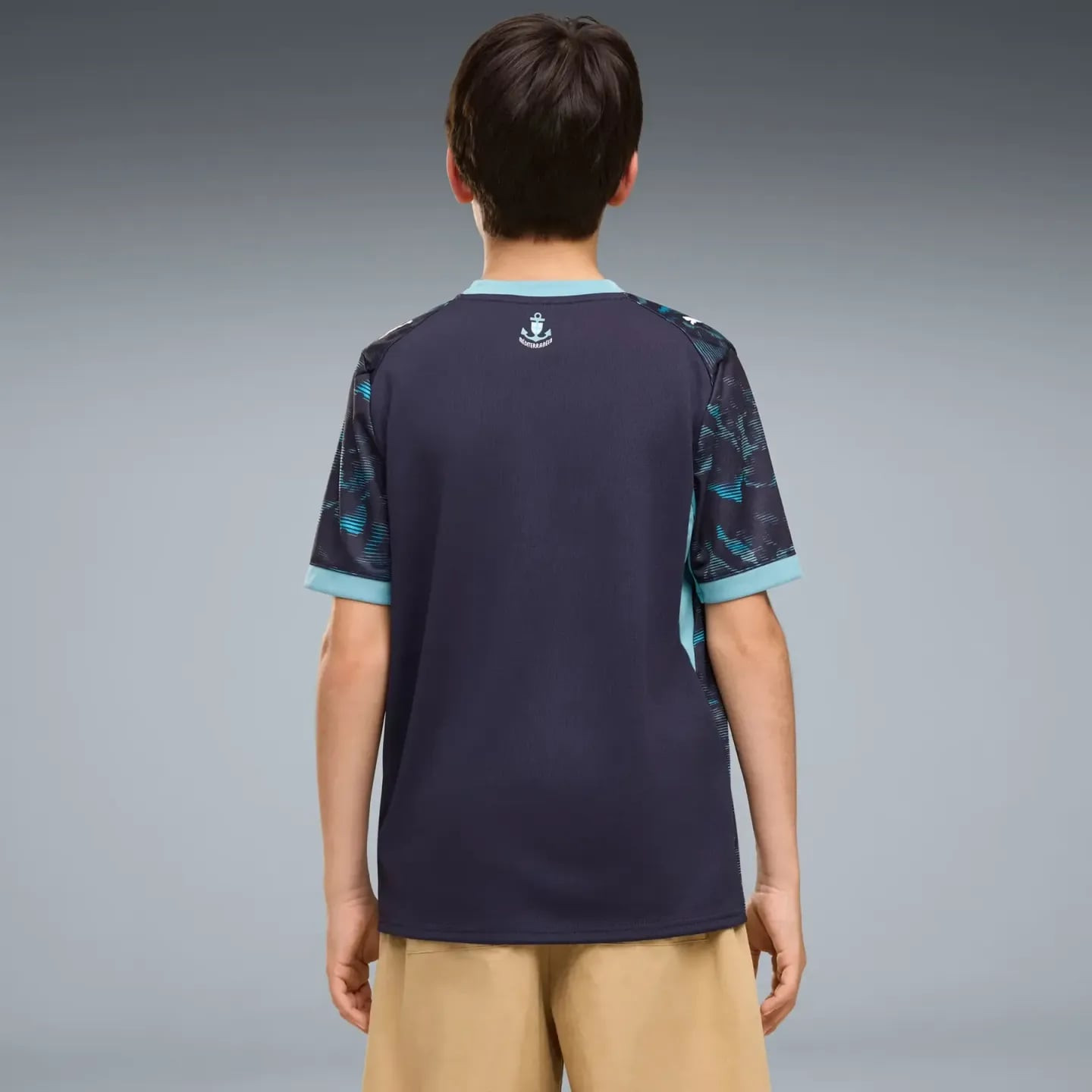 Jeune supporter portant le Puma Maillot De Football Extérieur Réplique OM Junior Garçon Drycell Col 