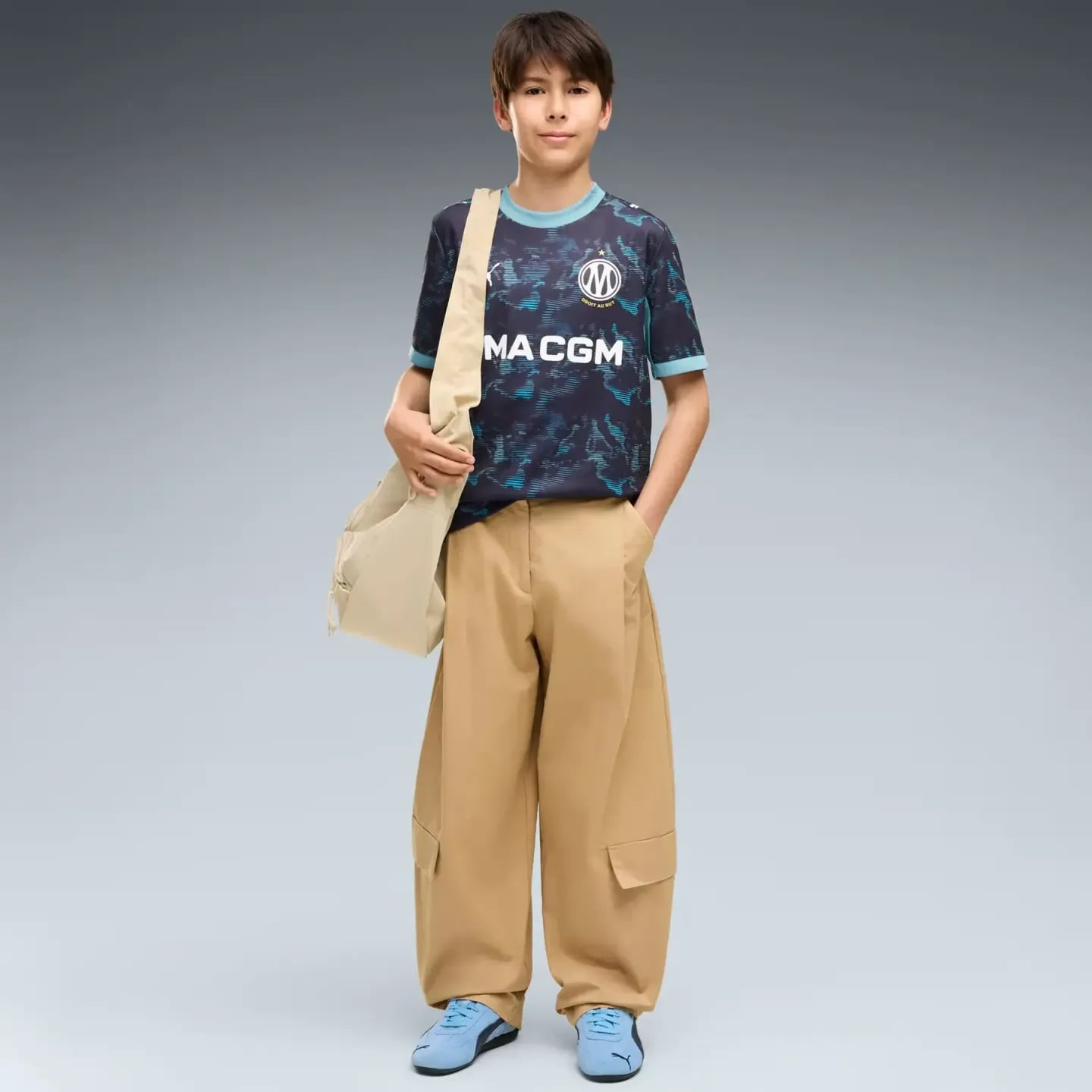 Jeune supporter portant le Puma Maillot De Football Extérieur Réplique OM Junior Garçon Drycell Col 