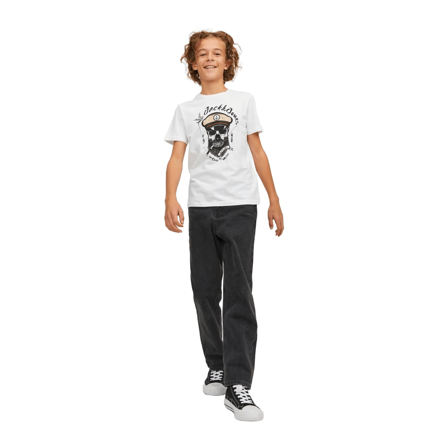 Garçon portant un t-shirt graphique blanc oversize et un jean noir droit relaxed